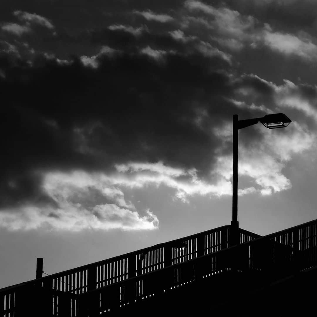 naotakeのインスタグラム：「夕陽 - The setting sun / X-T2 & Snapseed, 20200903 . . 出先では、想定外が待っていた。 . . bw12 #spicollective #royalsnappingartists #infamous_family #rsa_main #infinity_photo_cult #2_fineart #jp_gallery_member #jp_gallery_bnw #trb_bnw #wp_bnw  #bnw_life #bnwlife_member #bnw_life_shots #bnw_captures #world_bnw #top_bnw #team_jp_ #team_jp_モノクロ #ig_energy_bw #ig_nihon #streetphotographybnw #igersjp #blackandwhite #bnw #bnwphoto #monochrome #bw #bnwphotography #今日もx日和 #fujifilm_xseries」