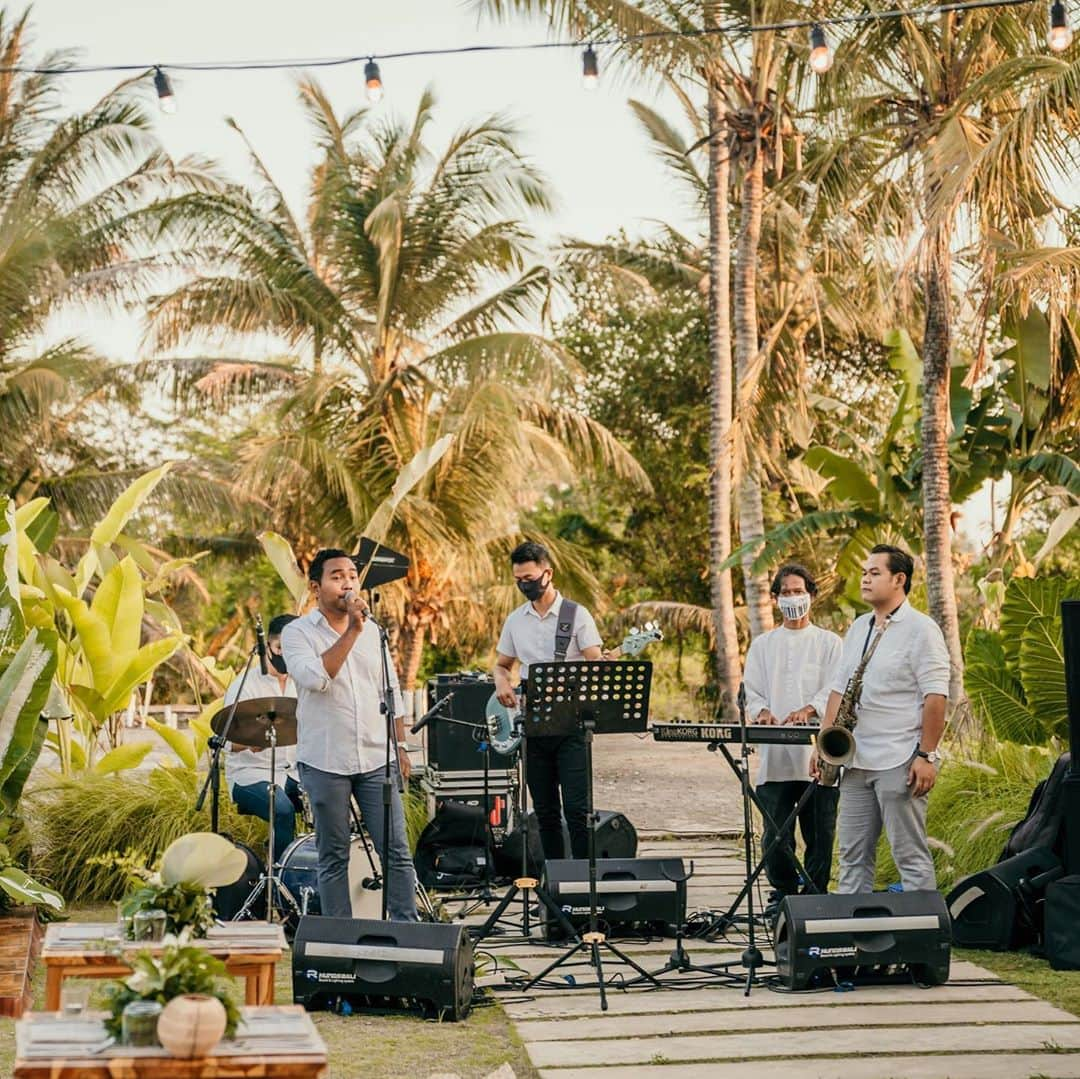 Jennifer Bachdimさんのインスタグラム写真 - (Jennifer BachdimInstagram)「I wanna dance with somebody 🎶❤️  . . Precious moments from @ibachdim belated birthday party ❤️🥰  . . Biggest thank you to everyone who made this happen :   Venue  @thegarcia.ubud & @ksunarestaurant  MC & Band  @ras_talent  Decor @florabotanicadesigns  Event organizer @glowplanner  Neon @neonletterbali  Soundsystem @rhunosbali  Photography @claus_schmidtt Make up @renasohanimakeup」9月2日 19時27分 - jenniferbachdim