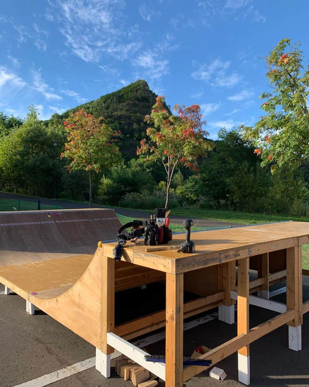 中井孝治さんのインスタグラム写真 - (中井孝治Instagram)「五天山公園に新たにランプが出来ました〜😁 皆さんガシガシ使って楽しみましょう🔥  その前にちょっとだけ真面目な話を。 正直うるせーなと思う人いると思うからあんまり言いたくなかったけど、  ここの公園は元々は暗黙の雰囲気の中、禁止はされてはいなかったのでゆるーくクルージングスケートをダウンチルしながら人目を自分なりに気にしながら楽しんでいました。ここらへんに住んでからだから10年前くらいから。  その頃はスケートしてる人もそんなにいなかったし、してる人は大体みたことあるなーってw  それからこの公園はスケートには関係なくても魅力的なので人気が出て、自然とスケーターも増えていきました。 そしたらやっぱりいろんなとこ擦ったりしてこわれたり、スケートやらない人の近くを早いスピードで硬いウィールで滑ったら音も大きいし少し感じ良くないのはだれでもわかるはず。  その時に笑顔で歩行者に声かけたり上手くやれればいいけど、そうじゃない人もやっぱりいるからもちろん苦情がきて、一気に禁止にされました。  それから色々な人が頑張って何回も話をしにいって、やっとおかしてもらえることになりました。  もちろん募金だけでは作れないから毎年みんなで年会費という形でお金出し合って、そのお金を使ってできています。ちなみに今回のランプは札大から頂きました🙏  何を言いたいのかというと、無料スケートパークは寝て起きたら勝手にできてるわけではないのです。自分やみんなが楽しめるようにという思いで動いてる人がいるから成り立っているのです。 今後もこのスケートパークがずっと維持できるようにするためにそれを理解して欲しいという思いです。  今日作業してる時に来ていた子たちは名前を書かない子もいたりタバコを名簿のある目の前ですってたりしてたけど、公園の人が来たらはっきりいって印象悪いです。  (名前を書く理由は利用者がいるから必要です！なくさないでください。もっと増やしたいのアピールに必要です。スケートをよく思わない人に理由なく、なくされないようにするため、遊び場を守るため)  スケートをやらない人も  ちょっとやる人も  ガッチリやる人も  公園の管理の人が見にきていても  みんなが気持ちよく、笑顔でいれるように少しだけでいいからそこの部分は気にしてほしい。そしたら好意でやってくれる人がいる間はおかしてもらえるはずです。  これはここだけの話じゃなくて、山と海、それ以外にもすべてにいえることだと思います。  ゴミや吸殻(禁煙)もよろしくお願いします。  偉そうなこと書いてすみません。  こういった無料パークが増えればと思います。  札大と毎日仕事終わってからきてくれていたサイバー君、手伝いしてくれたスケーターキッズたち、そのほか来てくれた人たちに感謝の気持ちでお願いします🙏」9月2日 19時34分 - takaharunakai