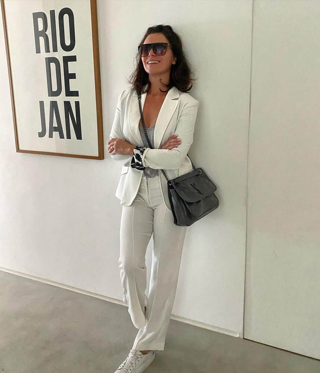 Giovanna Antonelliのインスタグラム：「Lookinho terninho com tênis pra trabalhar = conforto!!  Quem tb curte? 🖇👟」