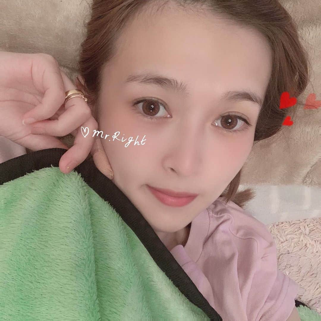 町田亜里香のインスタグラム：「全然化粧しないからすっぴんで アプリでとったらこんなメイクしてくれた💄 アプリってすっごい⸜❤︎⸝ . . ここ最近は 車買おうか買わまいか。 運転技術的にスパーダサイズのミニバンに するか… それとももうちょっと大きくするか 新車or中古？とか色々相談しながら 考えてたら…𖧷 欲しい欲がだんだん薄れてきてるwww ありません？こういうの… バッグとかはこれが欲しい！！ ってそれ以外の選択はあまりないのに 車悩みすぎて…😱😱😱 だんだん悩むことがストレスになり。 いらなくない？笑スパーダまだ頑張れる🚘？ ってなってますww . 悩んでる理由ね。 . . 人数的にこれはギリギリなんじゃないか。 って車で自分がずっと好きな形の車と… . 子供たちがゆったり座れる 大きい車か… . はたまた運転技術により スパーダサイズかで永遠に悩んでる。w . . もう神様に決めてもらおっと。笑 . ※眉毛ボサボサすぎww . . #ママ #family #悩み」