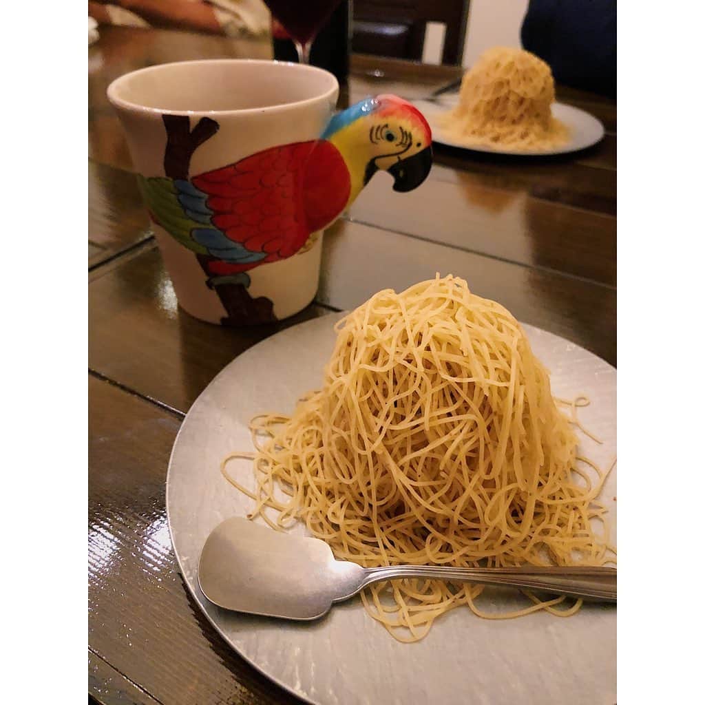 水戸悠夏子さんのインスタグラム写真 - (水戸悠夏子Instagram)「普段あまり自分からケーキなどは食べないですが、三弥のモンブランプリンにはハマってしまいました。甘すぎない固め濃密プリン（好み）に、すごい栗！な極細栗ペーストがたっぷり。  可愛い動物マグカップはタイのハンドメイドだそうで、プードルの表情がなんとも言えなくてちょっと笑った。 #三弥新潟#モンブランプリン」9月2日 19時47分 - mitoyukako