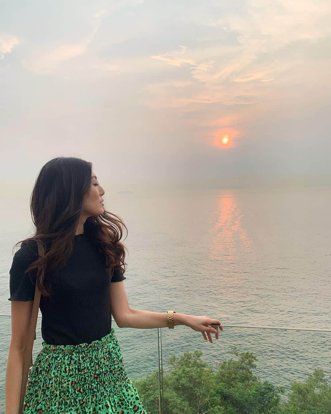 のインスタグラム：「Lovely sunset ❤️ ・ ・ #hongkongmodel #hongkongview #hongkong #hongkongsunset #sunset #hongkongphoto #spesial #sunsetphotography #modellife #beautyful #lovely #happy #japanesemodel」