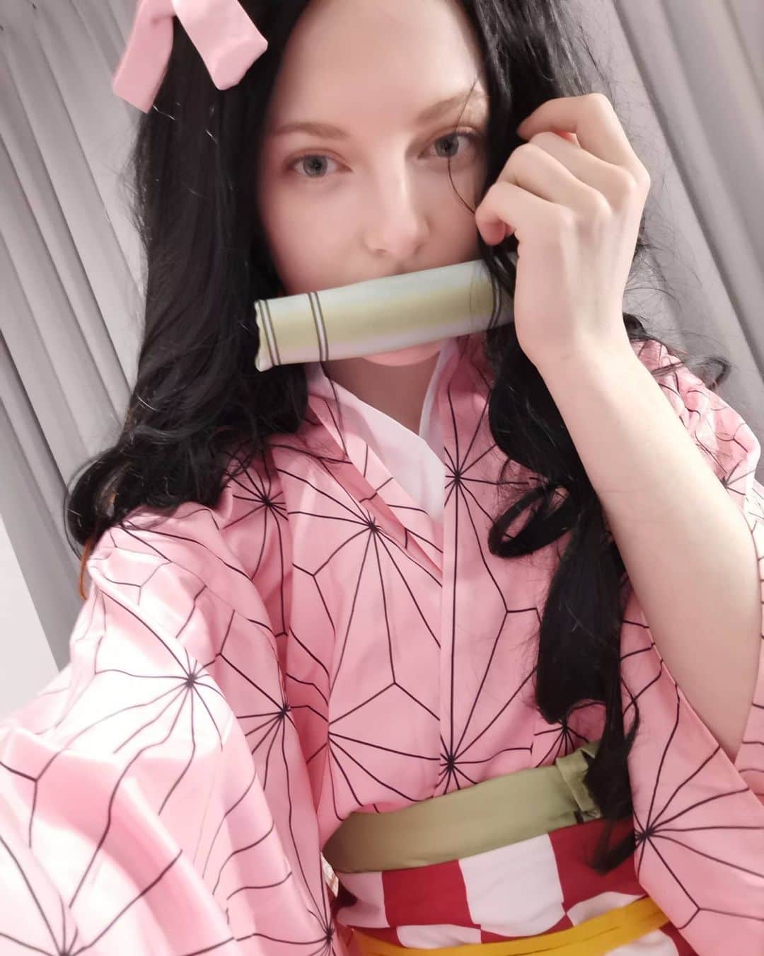 Ella Freyaのインスタグラム：「Today's lesson: black hair doesn't fit me 😳 黒髪似合ってないと思う　どう思う?　金髪か黒髪どっちが好き?  #nezuko #demonslayer #nezukocosplay」