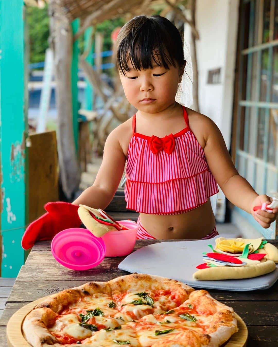のインスタグラム：「さくちゃんと海と花🌼🏖👧」