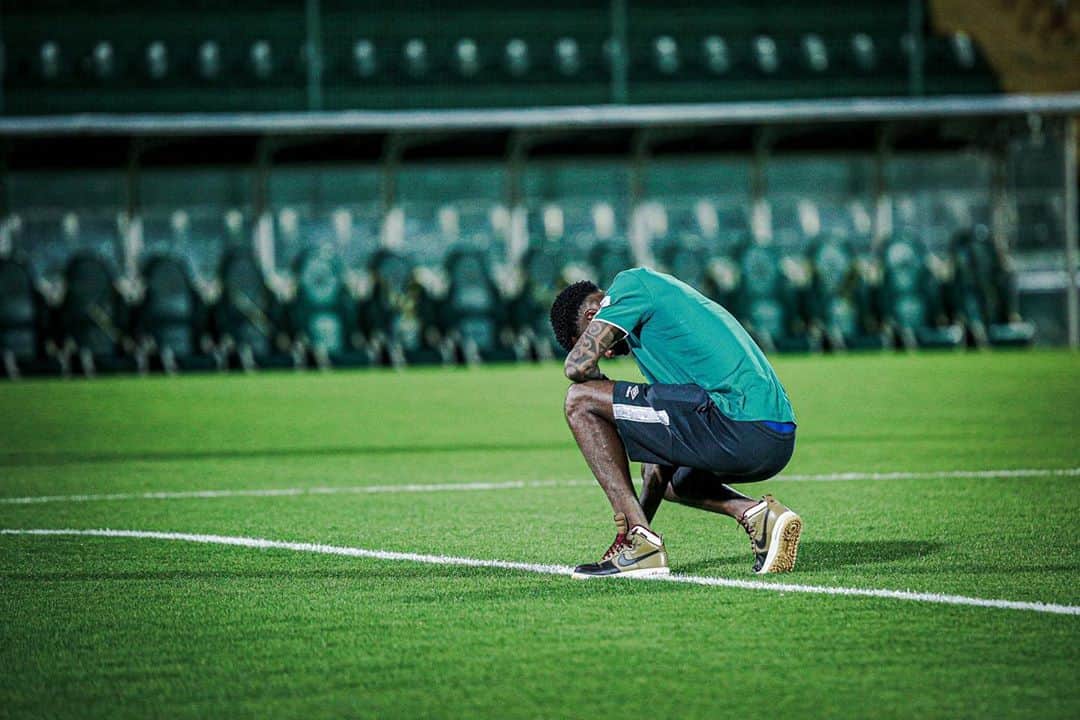 フェリペ・サンタナのインスタグラム：「Foram 2 anos, 3 meses e 14 dias de muito suor, lágrimas, dores e trabalho duro longe de um campo de futebol. Desistir nunca foi uma opção, mas foi preciso, e a fé foi o combustível que me trouxe de volta ao game. Obrigado Chape!  I’m back bitches.  #chape #football #passion #workhard #imback」