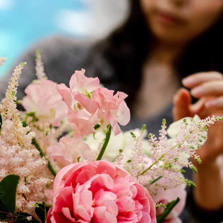 ニューヨーク植物園さんのインスタグラム写真 - (ニューヨーク植物園Instagram)「Calling all flower lovers! 💐 . Fundamentals of Form, our virtual introductory Floral Design class, starts on September 25. Don’t miss the chance to learn alongside @thewoodsonbloomery as she shows you how to create beautiful yet balanced floral creations, and master the mechanics of arrangement shapes from round to crescent. Flowers ship directly to you from Holland. Hit the link in our bio to register. . #nybgadulted #plantlove #nybgathome #museumfromhome」9月3日 1時18分 - nybg