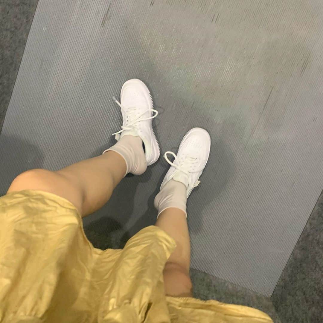 のインスタグラム：「シェアハウスでの写真一生見返してる😢😢 本当に楽しい1ヶ月だったなぁ ちなこれはエレベーターでもう靴脱いでる時の写真👟  ワンピースしわしわ！アセアセ！」