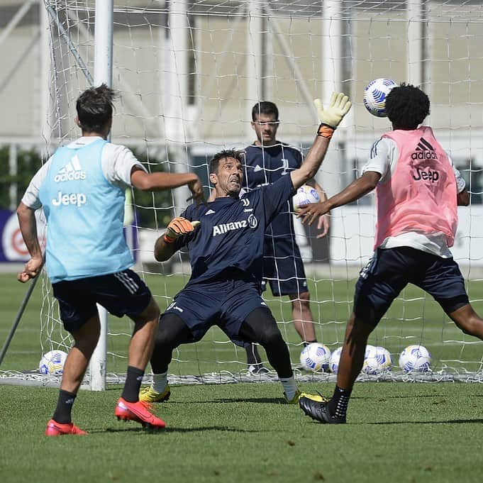 ジャンルイジ・ブッフォンさんのインスタグラム写真 - (ジャンルイジ・ブッフォンInstagram)「🤔 Which Ending? ⚽️❌ Goal 🧤✅ Save」9月2日 19時47分 - gianluigibuffon