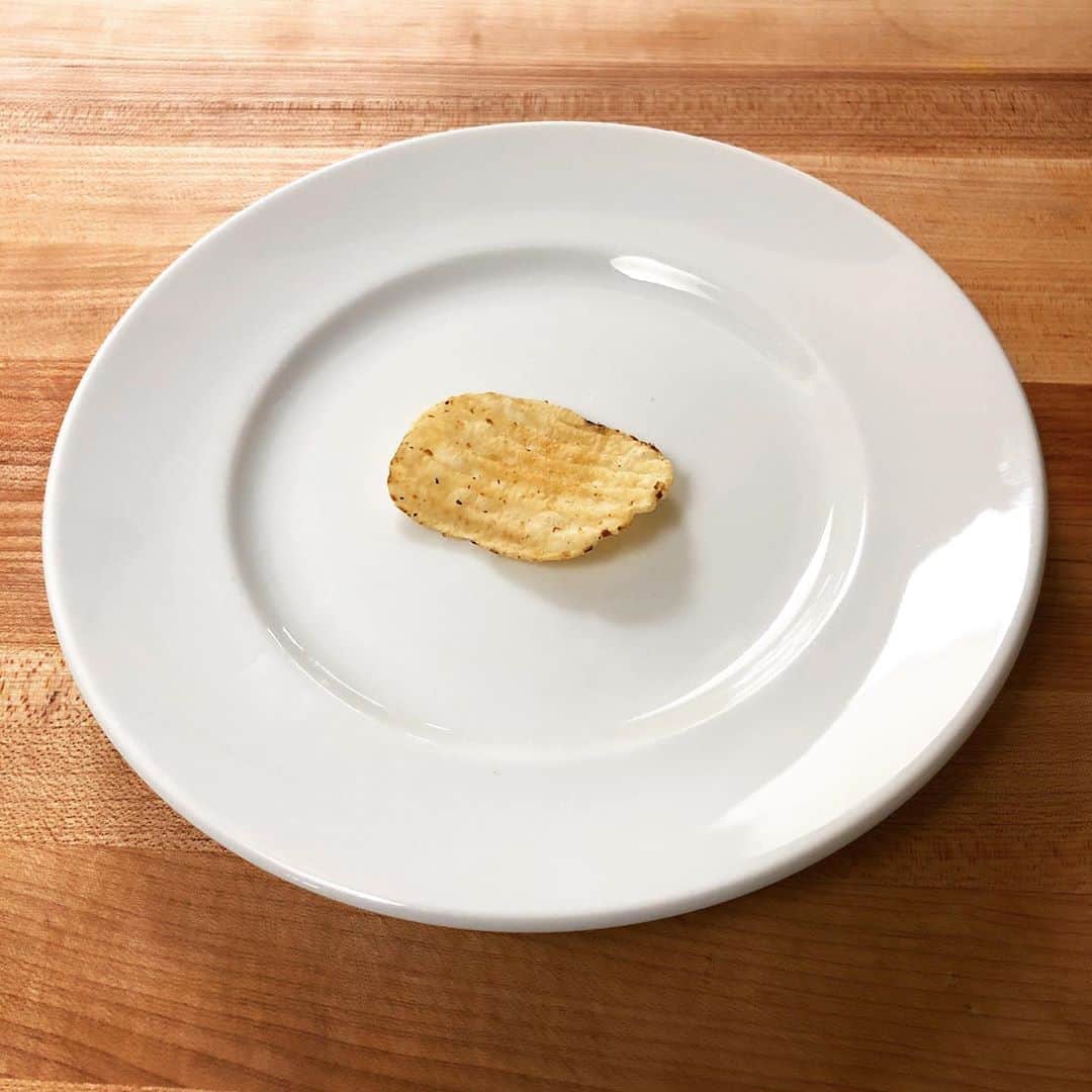 デイブ・クーリエさんのインスタグラム写真 - (デイブ・クーリエInstagram)「It’s been a while since I’ve posted one of my culinary masterpieces. But I’m inspired with my new cutting board/chopping block. This signature work of art is called “Chip off the old block.” Ingredients: Salt and pepper potato chip. #cutitout #chef #chefsofinstagram #culinary #culinaryarts #foodies #foodiesofinstagram」9月2日 19時48分 - dcoulier