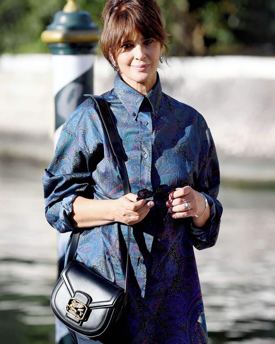 のインスタグラム：「Iconic Italian actress #LauraMorante, starring in “Lacci” opening Film of the 77th Venice International Film Festival, upon her arrival sporting a maxi Paisley printed shirt and the #PegasoBag.⁣ ⁣ #VeniceFilmFestival #Venezia77 #ETRO」
