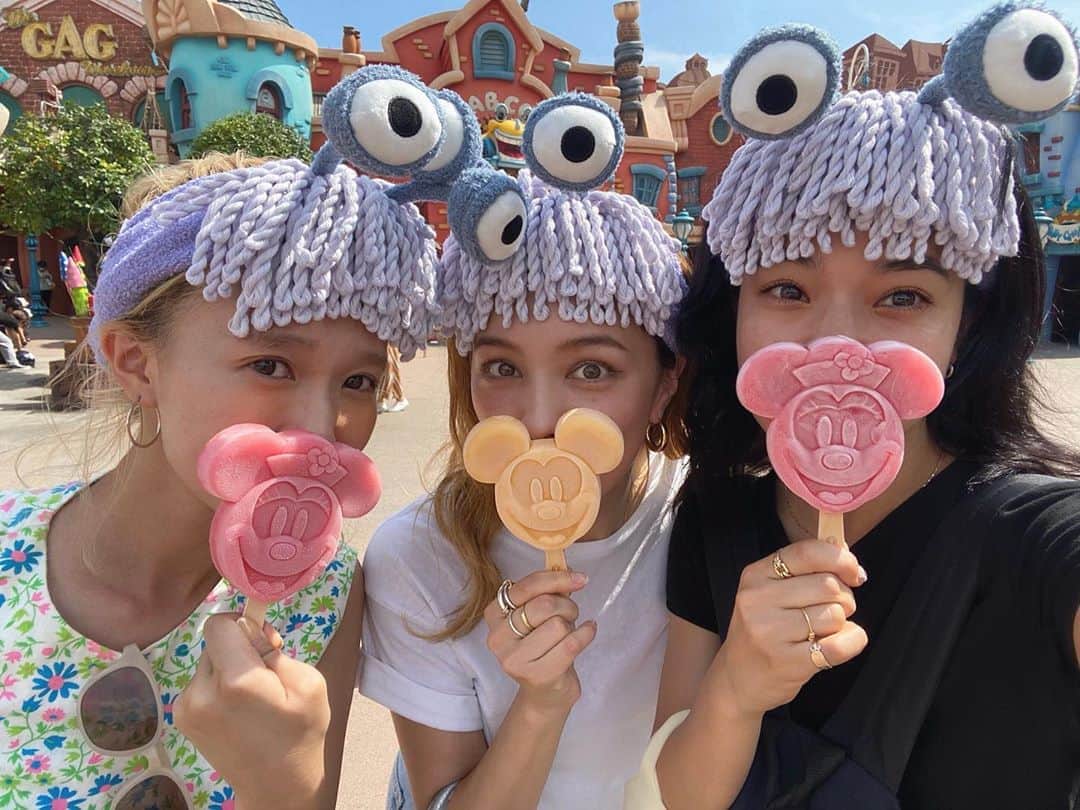 ステファニーのインスタグラム：「👽💜🏰🌈🌞 先日、宇宙人達と夢の国へ！ #もう一人いたよ #disney」
