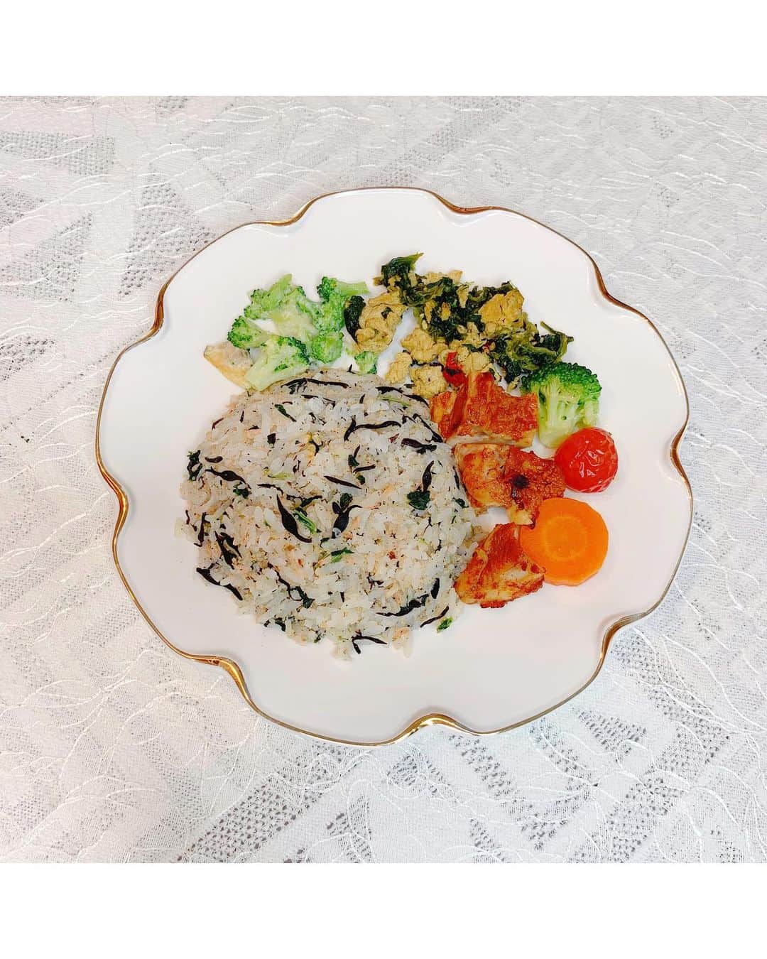 沢井里奈さんのインスタグラム写真 - (沢井里奈Instagram)「⠀ ⠀ @fitfood_home さんの おかずプレートとサプリごはんを 試食させていただきました🍽🌹✨ 　 一流シェフが手作りした無添加の食事を レンジでチンするだけでいただけて 無添加、低糖質、低カロリー、 栄養たっぷりで嬉しい🥺✨ とっても美味しかったです☺️💓💓 　 　 #fitfoodhome #フィットフードホーム」9月2日 19時51分 - sawairina