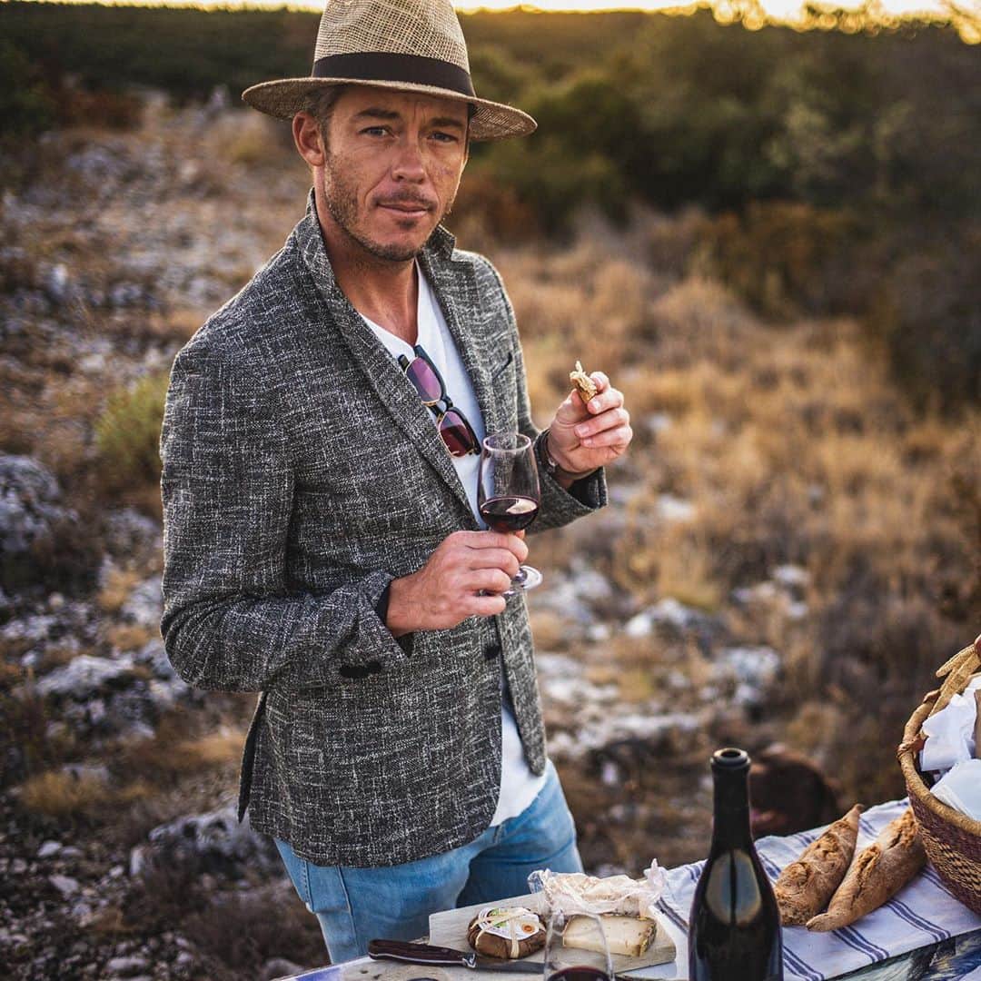 アンドレ・ロッテラーのインスタグラム：「Everything is fine... when you have cheese and wine :-) @boss 📷 @ania_niaa 👍」