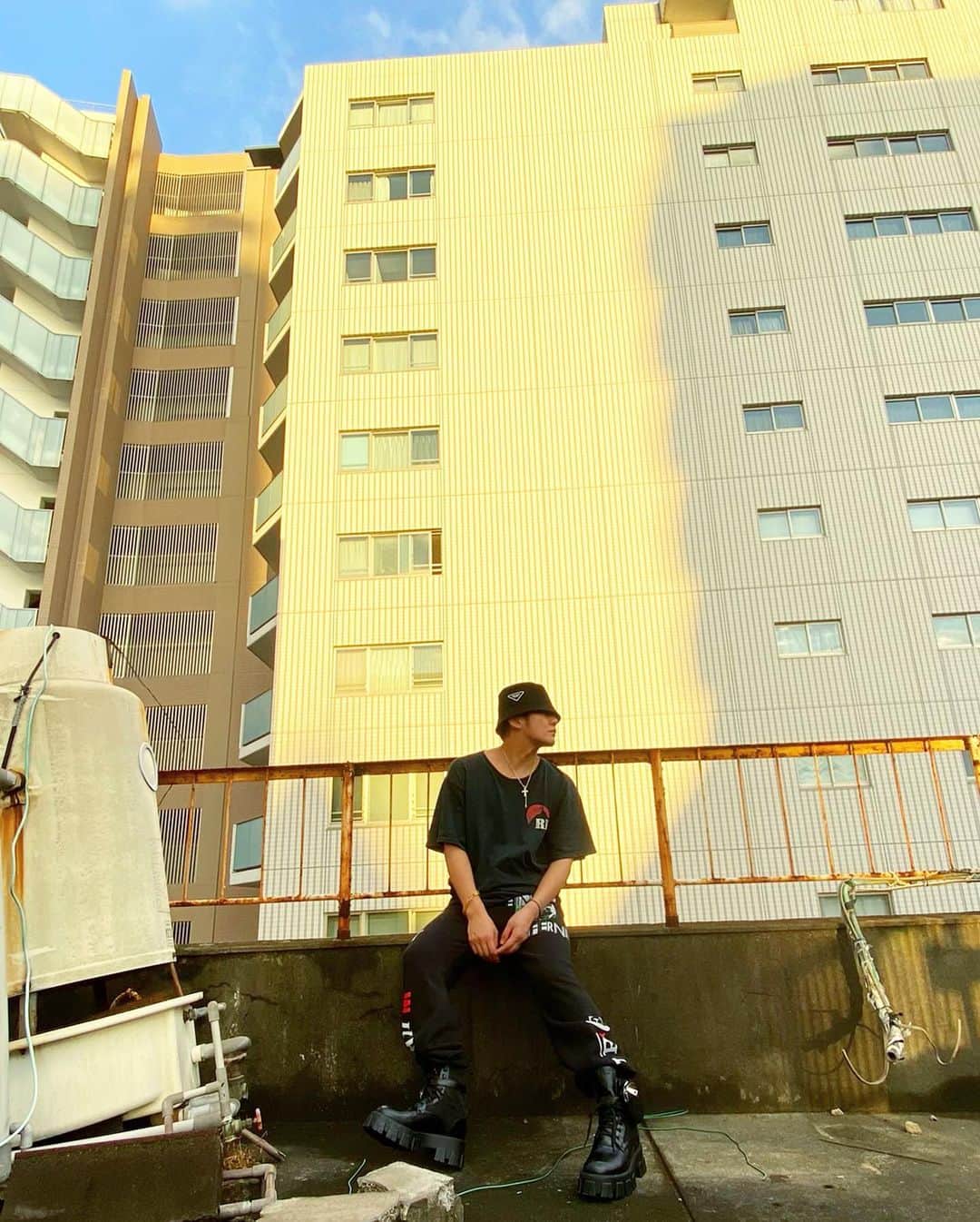 ミッチーのインスタグラム：「はろーせぷてんばー﻿ #helloseptember﻿ ﻿ HAT: @prada  T-SHIRT: @rhude  PANTS: @st_michael_official  BOOTS: @prada」