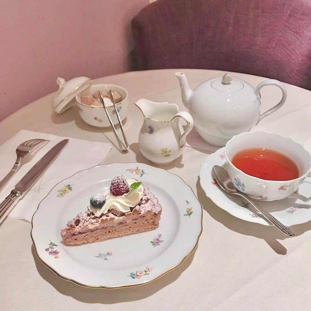 LARMEさんのインスタグラム写真 - (LARMEInstagram)「﻿ ﻿ // 𝐭𝐨𝐝𝐚𝐲’𝐬  𝐭𝐨𝐩𝐢𝐜𝐬 ☟︎♥︎﻿﻿﻿﻿﻿﻿﻿﻿﻿﻿﻿﻿﻿﻿﻿﻿ 《 MEISSEN CAFE 》﻿﻿﻿﻿﻿﻿﻿﻿﻿﻿﻿﻿﻿﻿﻿ ﻿﻿﻿﻿﻿﻿﻿﻿﻿﻿﻿﻿﻿﻿﻿ 大阪の梅田阪急﻿にある﻿ マイセン カフェ🍰𓂃﻿ ﻿﻿ カフェのインテリア、食器が全て﻿ ドイツの名窯マイセンで﻿ 思わずうっとり☕️🇩🇪♡﻿ ﻿ 貴族の邸宅を思わせる﻿ 贅沢な空間でゆったりできて◎﻿ ﻿﻿﻿ ＿＿＿＿＿＿＿＿＿＿＿＿＿＿＿﻿﻿﻿﻿﻿﻿﻿﻿﻿﻿﻿﻿﻿﻿﻿﻿﻿ ﻿﻿﻿﻿﻿﻿﻿﻿﻿﻿﻿﻿﻿﻿﻿﻿﻿ thanks...♡﻿﻿﻿﻿﻿﻿﻿﻿﻿﻿﻿﻿﻿﻿﻿ @aimelopi ﻿ ﻿﻿﻿﻿﻿﻿﻿﻿﻿﻿﻿﻿﻿﻿﻿﻿﻿ ＿＿＿＿＿＿＿＿＿＿＿＿＿＿＿﻿﻿﻿﻿﻿﻿﻿﻿﻿﻿﻿﻿﻿﻿﻿﻿﻿ ﻿ ﻿﻿﻿﻿﻿﻿﻿﻿﻿﻿﻿﻿﻿﻿﻿﻿﻿ ﻿﻿﻿﻿﻿﻿﻿﻿﻿﻿﻿﻿﻿﻿﻿ #LARME #larmemagazine #model #models #fashionmagazine #fashion #girl #girly  #girlyfashion #make  #osakacafe #cafe #meissencafe #ラルム #雑誌 #ファッション絵本 #ガーリー #ガーリーコーデ #大阪カフェ #マイセンカフェ #梅田阪急 #大阪 #梅田カフェ #大阪スイーツ #大阪グルメ #カフェ巡り #カフェスタグラム #かふぇめぐり #かふぇすたぐらむ」9月2日 20時04分 - larmemagazine