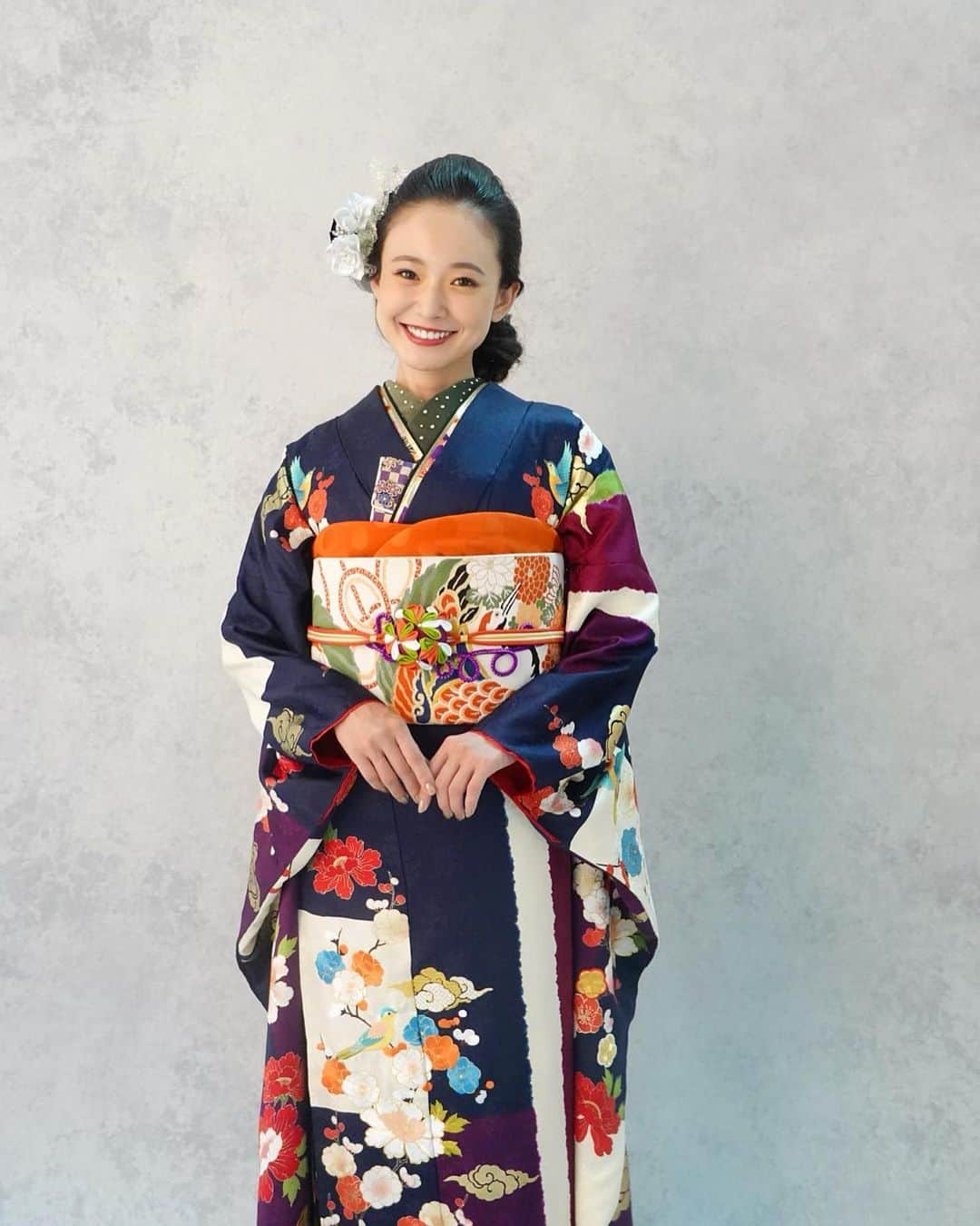 西川瑞希（みずきてぃ）さんのインスタグラム写真 - (西川瑞希（みずきてぃ）Instagram)「今年はオトナっぽく、女性らしく、華やかモダンな古典シリーズをたくさん…❤︎昔は甘めなものや、POPでレトロなものを選んで頂くことが多かったけれど、大人になったなぁ〜と感じた瞬間でした☺︎ . このお着物も、落ち着いた色合いと、華やかな柄の組み合わせがとてもキレイ…✨ . #TAKAZEN #FURISODEDOLL #着物 #振袖」9月2日 19時57分 - mizuki_nishikawa_