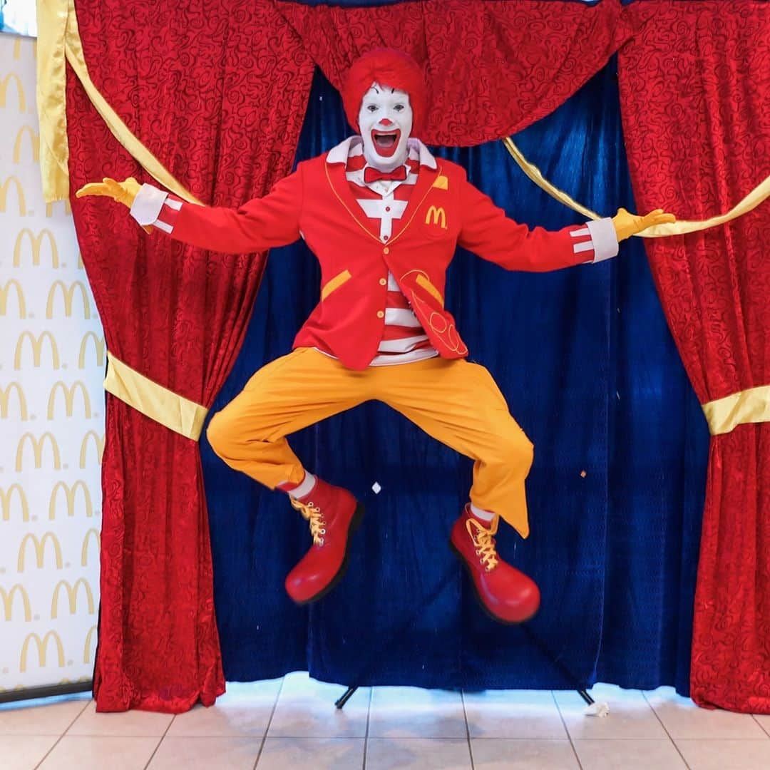 ドナルドさんのインスタグラム写真 - (ドナルドInstagram)「Guys, I learned how to levitate!」9月2日 19時59分 - ronaldmcdonald