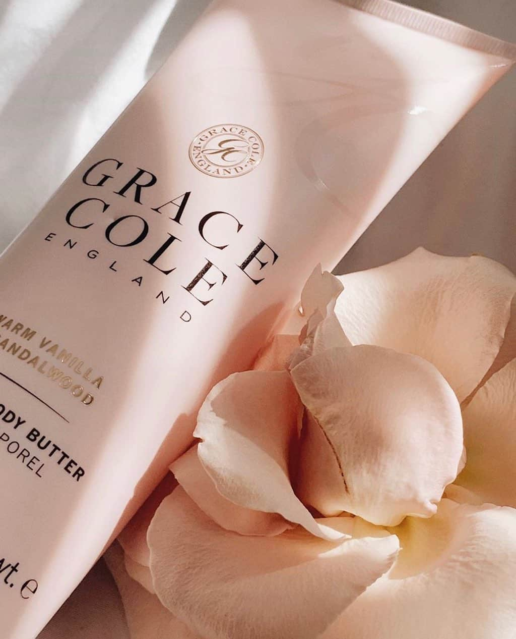 Grace Coleさんのインスタグラム写真 - (Grace ColeInstagram)「We 💘 this picture from @soglowyzoe. Tag #gracecole to show us your shots and we’ll repost our favourites!  Repost: @soglowyzoe  #gracecole #beauty #handwash #washyourhands #madeinengland #tassels #vanillablush #peony #crueltyfreebeauty ⁣#crueltyfree #moisturize #instabeauty #bodybutter #glowingskin #healthyskin #bodyscrub #skincareroutine #skincare #selfcare #love #bodycare #fragranceaddict #hydrate」9月2日 19時59分 - gracecoleltd