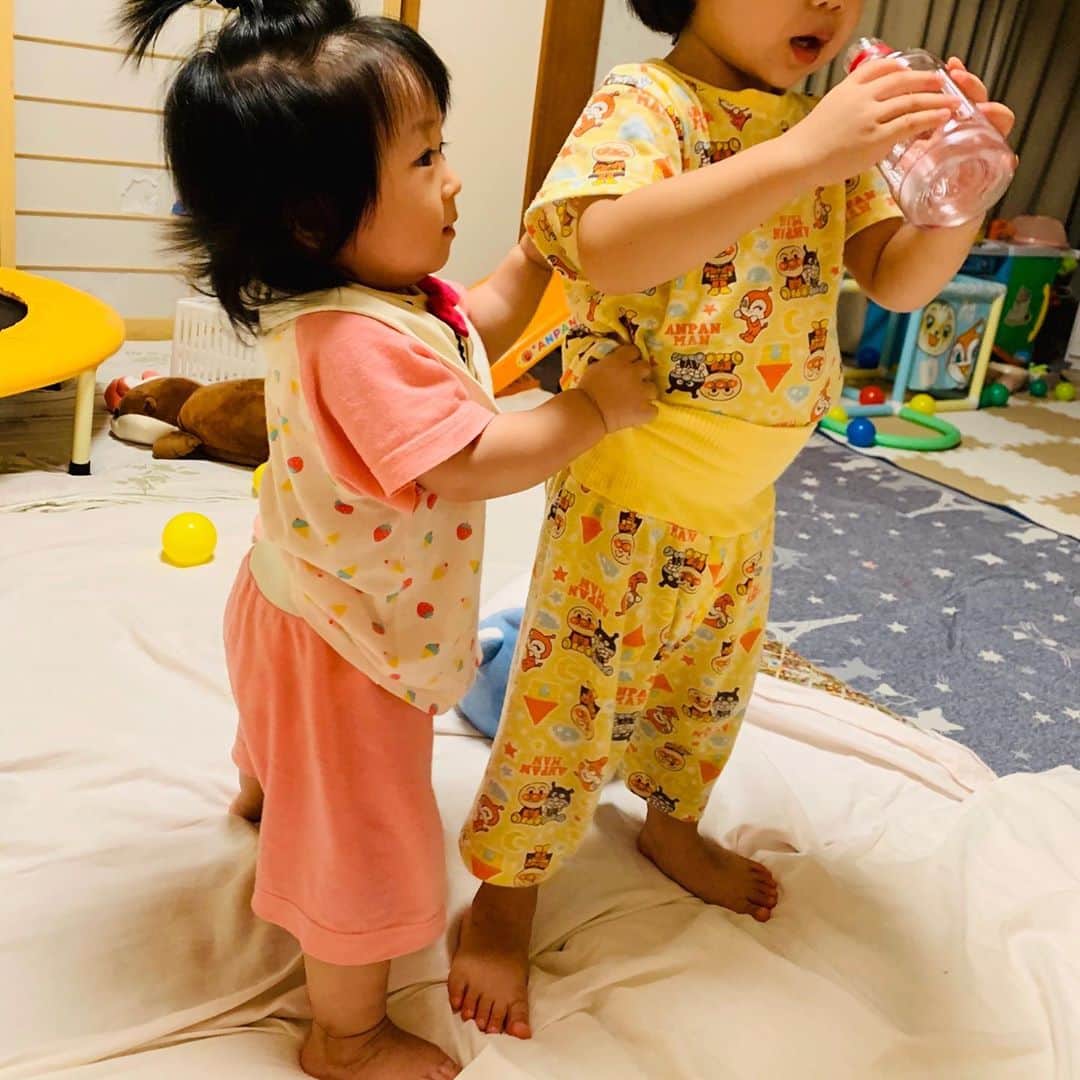 横山愛子のインスタグラム：「今日は母に子供二人を預けて、幼稚園の説明会へ！！約1時間30分と…長丁場だったけど💦やっぱり参加して良かった❗️いろんな事が知れて、本格的に幼稚園決める事ができそうです^_^ １０月願書、１１月入園面接ともうすぐ😁気を抜いてたら忘れそうなくらい、目の前に迫っている😅 子供が伸び伸び楽しく通える、そんな幼稚園生活になるといいなぁ（＾ω＾）  お留守番では、長女は全く泣かずに遊んでて、あと少しで寝るところまで出来てた😍 次女は私が出発してからずっと遊んでて、ふとママがいないことに気がついてギャン泣きしたけど💦そのあと寝てくれたし！！ 二人の成長か感じられた時間でした(^.^) もう預けても安心だなぁ👍幼稚園に向けてもっともっと私がいない時間を増やないとなぁ！！お母さんありがと❤️ ＃幼稚園説明会 ＃2歳6ヶ月 ＃9ヶ月」
