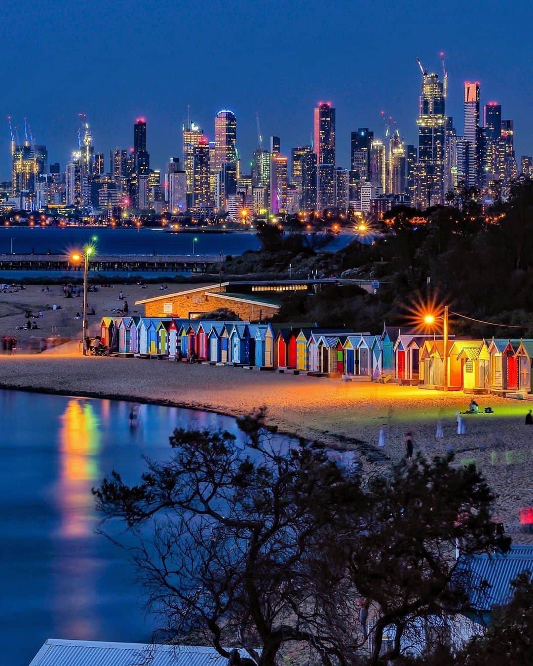 Australiaさんのインスタグラム写真 - (AustraliaInstagram)「@visitmelbourne sure does turn it on at night! 💡 @lukesphotographymelbs captured this glowing perspective of #Melbourne’s city skyline and the colourful #BrightonBathingBoxes illuminated under the night sky. Located just a 30-minute drive from the city centre, #BrightonBeach is not only known for these striking structures that line the shore, but it’s epic sunsets over the ocean. Tap the save tab to add this spot a to your travel #bucketlist so you can witness a picture-perfect moment like this for yourself when travel permits! #seeaustralia #ocean #skyline #beaches」9月2日 20時00分 - australia