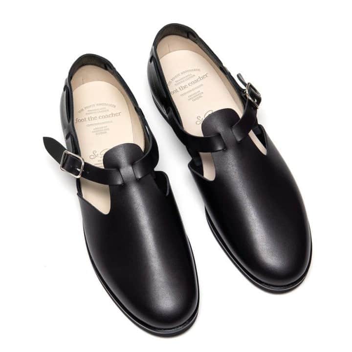 UOMOさんのインスタグラム写真 - (UOMOInstagram)「【今買って、秋も使える黒い靴。サンダル感覚で履ける大人の上品レザーシューズ】  フットザコーチャーからサンダル感覚で合わせられるレザーシューズが発売。ドレスシューズを踏襲したクラシカルなフォルムだがイージーに着用できる、まさに痒いところに手が届く1足だ。  #uomo #uomomagazine #webuomo #革靴 #FOOTTHECOACHER #フットザコーチャー #サンダル #SINGLESTRAPSHOES #シングルストラップシューズ #スリッポン #TSTRAPSHOES #Tストラップシューズ #fashion #mensfashion #mensstyle #89756」9月2日 20時00分 - uomo_magazine