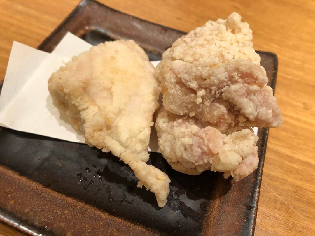 MAIさんのインスタグラム写真 - (MAIInstagram)「やきとり宮川🐓様へ！🤎 @yakitori_miyagawa_otemati   珍しいメニューが沢山あって、 とっても美味しい&楽しいご飯でした🤎  以下、いただいたメニューについて🤎  前菜三種　 ●鶏皮ポン酢　 　玉ねぎが多くてしゃきしゃきあっさりで最高！  ●カレー味のポテトサラダ　 　下のお皿部分が最中なので、一緒に食べるとさらに美味しい！  ●レバーの醤油漬け　 　レバーのクセがなくて、苦手な人でも食べ　　 　やすい！  野菜料理　 ●万願寺唐辛子の炭火焼 甘味と旨味が強くて、 添えてあるお塩と相性が抜群！  鬼おろし　 お口直しにぴったり〜！  やきとり① ささみ レアめに焼いてあって、ふわふわな食感！ 今までいただいたささみで一番柔らかかった！🤎  やきとり② 肩トロ 柔らかくてとても美味しい！ 始めていただいたけどお名前の通り本当にトロって感じ！  白い唐揚げ 左からむね、ももの2種類！ 白って珍しくて見た目から楽しめます！ 焙煎黒八味→むね 完熟赤山椒→もも それぞれにかけるとまた味が変わってとても美味しかったよ〜🤎  やきとり③ ソリレス もものつけね コショウと相性ぴったり！  やきとり④ さえずり タレ味でとっても柔らかい！ 食道の部分とのことです！  🥚すごい卵かけご飯🥚 お菓子みたいな作り方！ 目の前で泡をのせて、炙ってくださる！みてて楽しい今までにない卵かけご飯でした！ 卵黄を3時間つけてると言うこだわりも納得のお味。 卵黄に味が凝縮されていて非常に濃厚🍳 お醤油をかけて食べる卵かけご飯とは大違い！とっても美味しいです🤎  シャーベット 抹茶と小豆のあっさりしたアイス🤎  わたしは若桃ソーダをいただきましたが、本当に美味しいの〜！🍑 緑だけど梅じゃないよ！桃です！ シロップにつけてあるから最後はいただけるんだけど、また食べたくなるお味でした🤎  Casting by @woomy.hotel  ウーミーPR  #焼鳥 #焼鳥女子 #焼き鳥女子 #やきとり宮川 #やきとり宮川大手町 #大手町 #大手町グルメ #大手町ディナー #大手町やきとり #大手町焼き鳥 #大手町フィナンシャルシティ #日本酒 #大手町日本酒 #高級焼き鳥 #高級焼鳥  #すごい卵かけご飯 #STKG #グルメ　#ディナー　#飲み屋　#おすすめ　#美味しい　#美味　#ささみ　　#woomy  #woomypr」9月2日 20時03分 - maimaiphotogram
