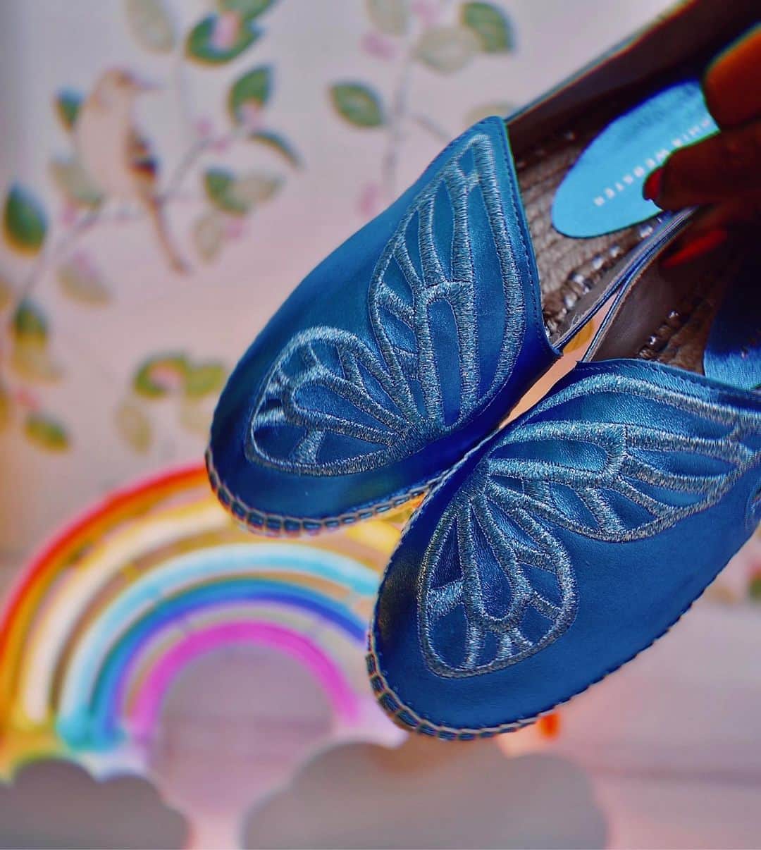 SOPHIA WEBSTERさんのインスタグラム写真 - (SOPHIA WEBSTERInstagram)「Somewhere over the rainbow lives a pretty little butterfly... 🌈🦋⁣ ⁣ #SophiaWebster #SophiaWebsterWings」9月2日 20時12分 - sophiawebster