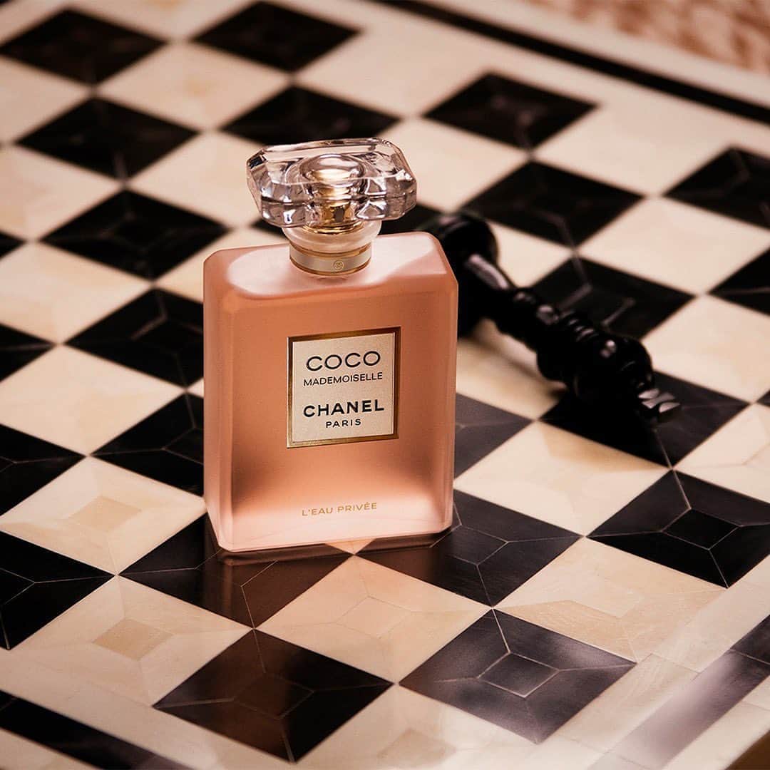 のインスタグラム：「New. COCO MADEMOISELLE. L’Eau Privée. The accord of COCO MADEMOISELLE transposed to a soft and sensual composition specially created for the night.  #CocoMademoiselle #CocoMademoiselleLEauPrivée #CHANELFragrance #CocoForever」