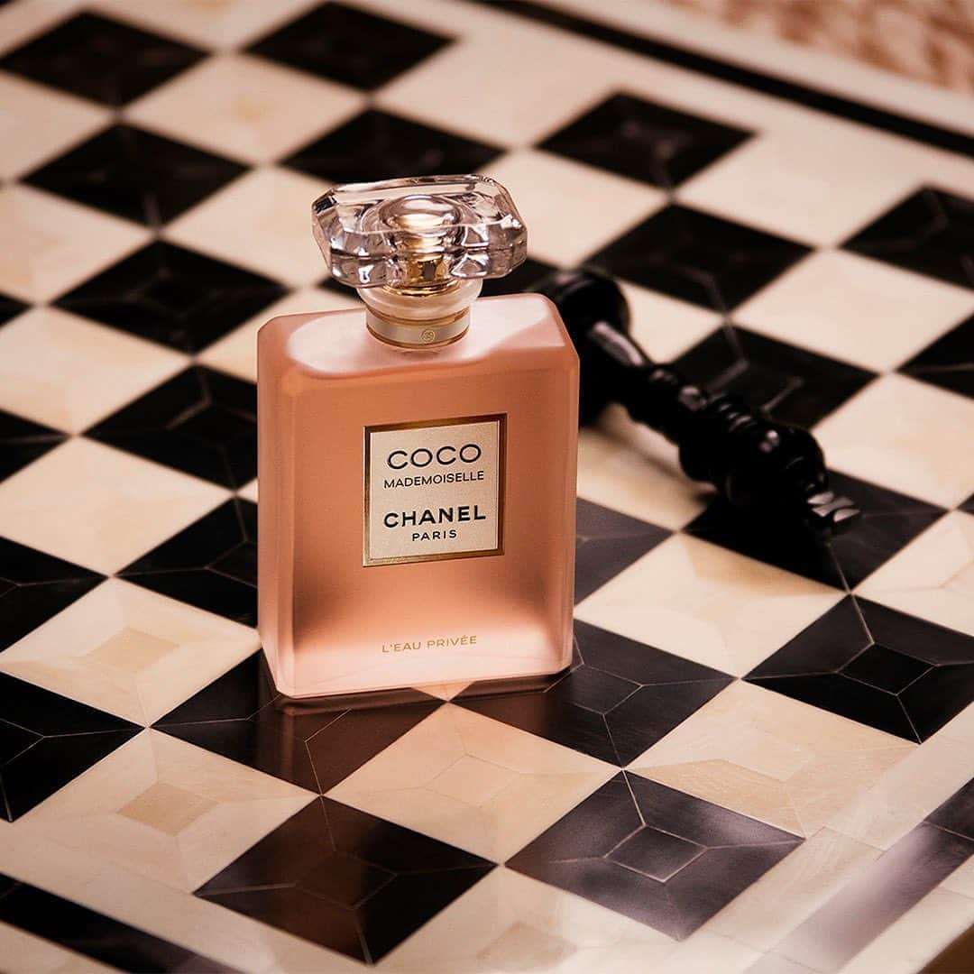 シャネルさんのインスタグラム写真 - (シャネルInstagram)「New. COCO MADEMOISELLE. L’Eau Privée. The accord of COCO MADEMOISELLE transposed to a soft and sensual composition specially created for the night.  #CocoMademoiselle #CocoMademoiselleLEauPrivée #CHANELFragrance #CocoForever」9月2日 20時13分 - chanelofficial