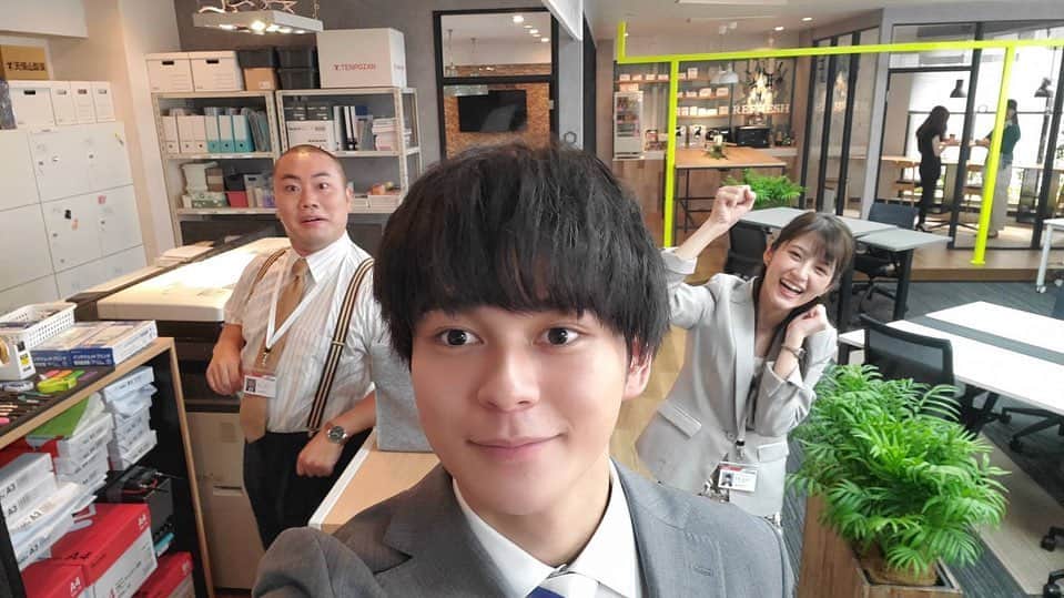 【公式】私の家政夫ナギサさんのインスタグラム：「たくさんのコメントありがとうございます🙆♡ 最終回の余韻ひたひたです😢♡  まだまだお届け出来てない写真や #ナギごはん もあるのでこれからお届けしていきます💙 今日は仲良しトリオ🥰#わたハル でも大活躍してくれました❣  #わたハルといえば #昨日Paraviがアクセス集中でサーバーダウンしてしまったようです… #大変失礼しました…！ #想像をはるかに超える皆さんの応援に #嬉しい悲鳴です😂 #本当にありがとうございます！！ #わたハル9話「今夜、万薬の長で」 #Paraviで配信中です！！ #天馬ちゃんのウエディング姿も観れます💜 #TVerやParaviで特別編に向けて #もう一度一緒にわたナギ観ましょ😇 #ストーリーズでは質問募集中！ #わたナギスタッフがお答えします◎ #すでに沢山の質問ありがとうございます❢❢  #わたナギ #私の家政夫ナギサさん #多部未華子 #大森南朋 #瀬戸康史 #眞栄田郷敦 #若月佑美 #岡部大 #tbs #火曜ドラマ #特別編 #9月8日  #火曜よる8時57分」