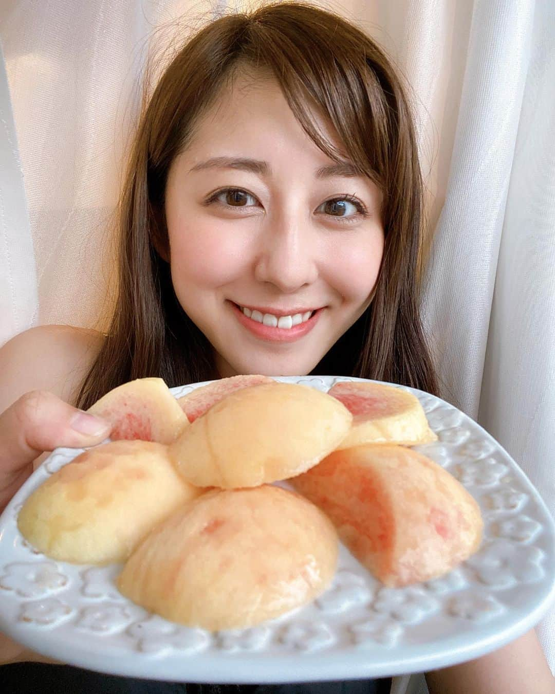 斎藤ちはるさんのインスタグラム写真 - (斎藤ちはるInstagram)「おやつに桃を丸々一個食べました🍑 . いつも家族で分けるから取り合いになるんだけど…😳 沢山食べてしまいました😳 . . #家族 #兄弟 #あるある #フルーツ は #争奪戦 #バトル #今日だけは #のんびり食べようと #思ったのに #いつもの癖で #ぺろっ と #食べてしまった #今朝 のモーニングショー で #玉川さん が #桃好き という話を聞いてから #今日は桃の口だった . . #斎藤ちはる#テレビ朝日アナウンサー#テレビ朝日#アナウンサー#羽鳥慎一モーニングショー#モーニングショー#ショーアップ#桃#もも#🍑#おやつ#おやつタイム」9月2日 20時05分 - chiharu_saito_ex