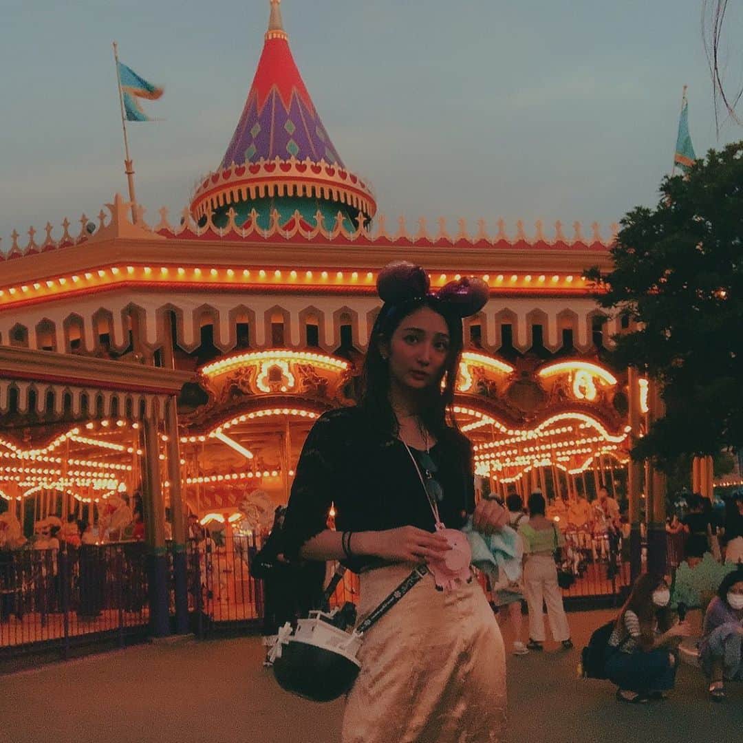 小磯陽香のインスタグラム：「🎠🎠🎠  #ディズニー #ディズニーランド #メリーゴーランド」