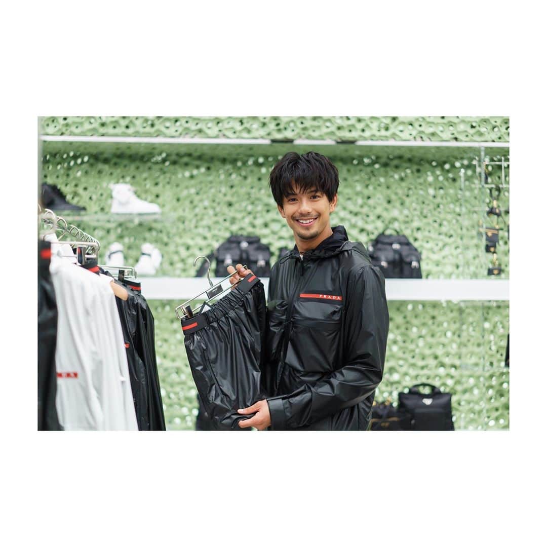 森崎ウィンさんのインスタグラム写真 - (森崎ウィンInstagram)「PRADA MIYASHITA PARK 今日行かせて頂きました。 PRADAさん、まず、オープンおめでとうございます。 長らくたくさんの方に愛されてるPRADAさんの魅力は充分伝わって来るのですが、何より僕が驚いたのは、今の時代より先を見据えた取り組み。RE NYLON。再生ナイロンを使った商品。ファッションってただ、カッコいいだけじゃなく、人間と環境の繋ぎ目も担っているんだなと、感動しました。 とにかく、一度足を運んで欲しい。  #PradaMiyashitaPark #prada #ReNylon #morisakiwin」9月2日 20時11分 - win_morisaki_official