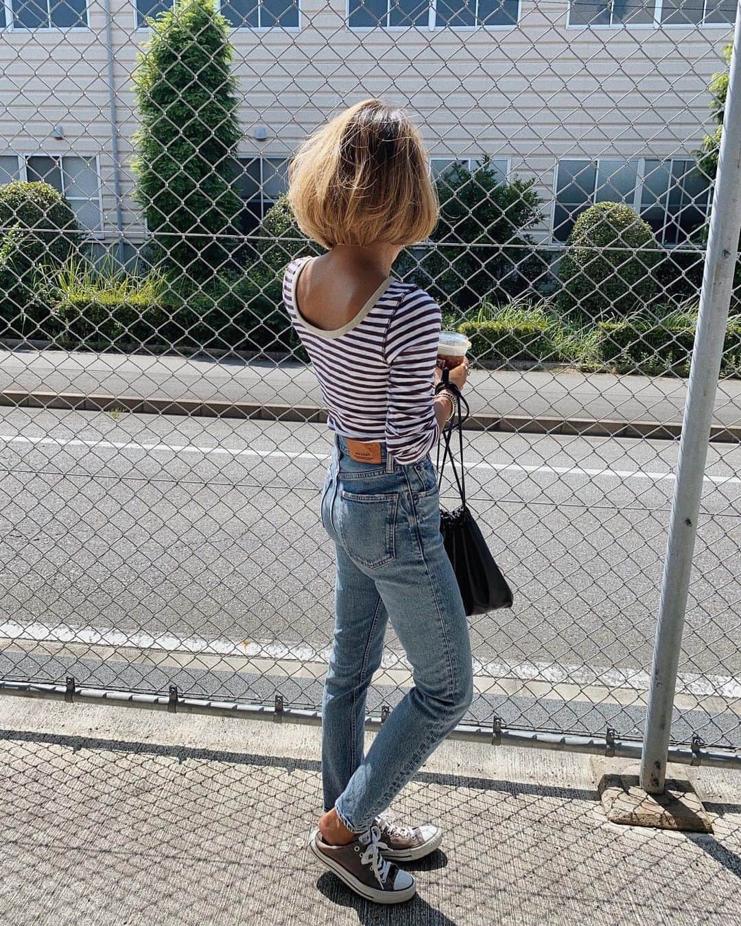 のインスタグラム：「. . 大きい台風が来るのね🌪 週末も雨とかやめてー😨😨 . . 今日も秋先取り🙃🍁 @cheri_official_ のボーダートップス が可愛すぎる🥺❤️❤️  バックスタイル好きー🥰 . . 最近はお腹を引き締めようと @gyugyugyu_lme も力入れて 使ってるよ😎✌︎✌︎ お腹にはこれだよね🥳 . . tops ⋆ @cheri_official_  pants ⋆ @moussyofficial  bag ⋆ @lowrysfarm_official  shoes ⋆ @converse_jp  . . #ootd#outfit#fashion#coordinate#today#code#コーデ#秋コーデ#大人カジュアル#カジュアルコーデ#シンプルコーデ#シンプル#休日コーデ#今日の服#ゆるコーデ#moussyデニム#moussyjeans#デニム#オトナカジュアル#ボーダートップス」