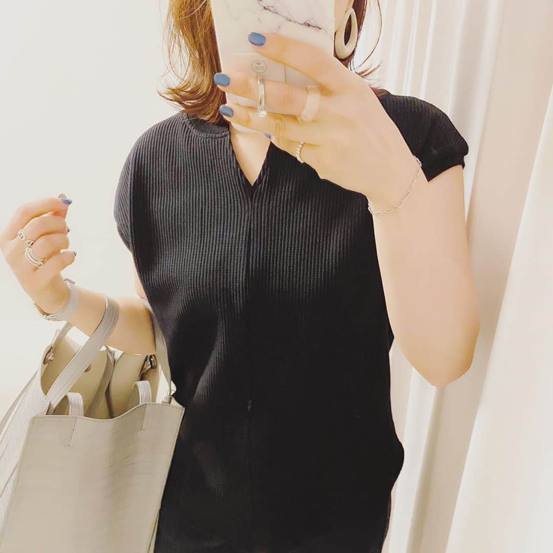 aiaiのインスタグラム：「ワッフル素材のトップスにジャージ素材のカーブパンツでblackコーデ。  @uniqlo  コーデの詳細はブログに書いています。  #カーブパンツ  #curvedpants  #uniqlou #ツイルジャージカーブパンツ  #fashion#outfit#style#coordinate#instagood#ootd#pic#instapic#コーデ#コーディネート#スタイリング#プチプラコーデ#本日のコーデ#大人カジュアル#プチプラ  #カジュアル  #ユニクロ #uniqlo #uniqlou #ユニクロユー #ユニジョ #ユニクロコーデ#ブラックコーデ #ブラック #モノトーンコーデ #モノトーン」