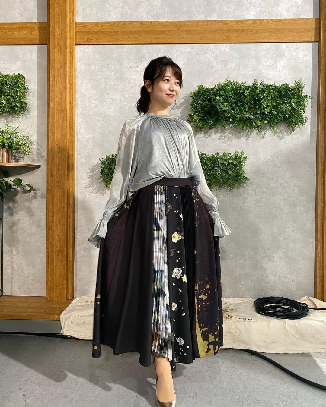 のインスタグラム：「2020.08.31(月)  #日本テレビ 「 #バゲット 」#衣装  #トップス　#スカート  #ameri #amerivintage  @amerivintage  #日テレ #テレビ衣装 #気象予報士 #お天気キャスター #気象キャスター  #weathercaster #weatherforecaster  #今日の衣装　#きょうの衣装　#今日の服 #今日のコーデ　#今日のスタイリング  #コーディネート　#153cmコーデ #低身長コーデ  #ootd #ootdfashion #ootdstyle  #2020aw  #秋コーデ　 #秋服　#fashion」