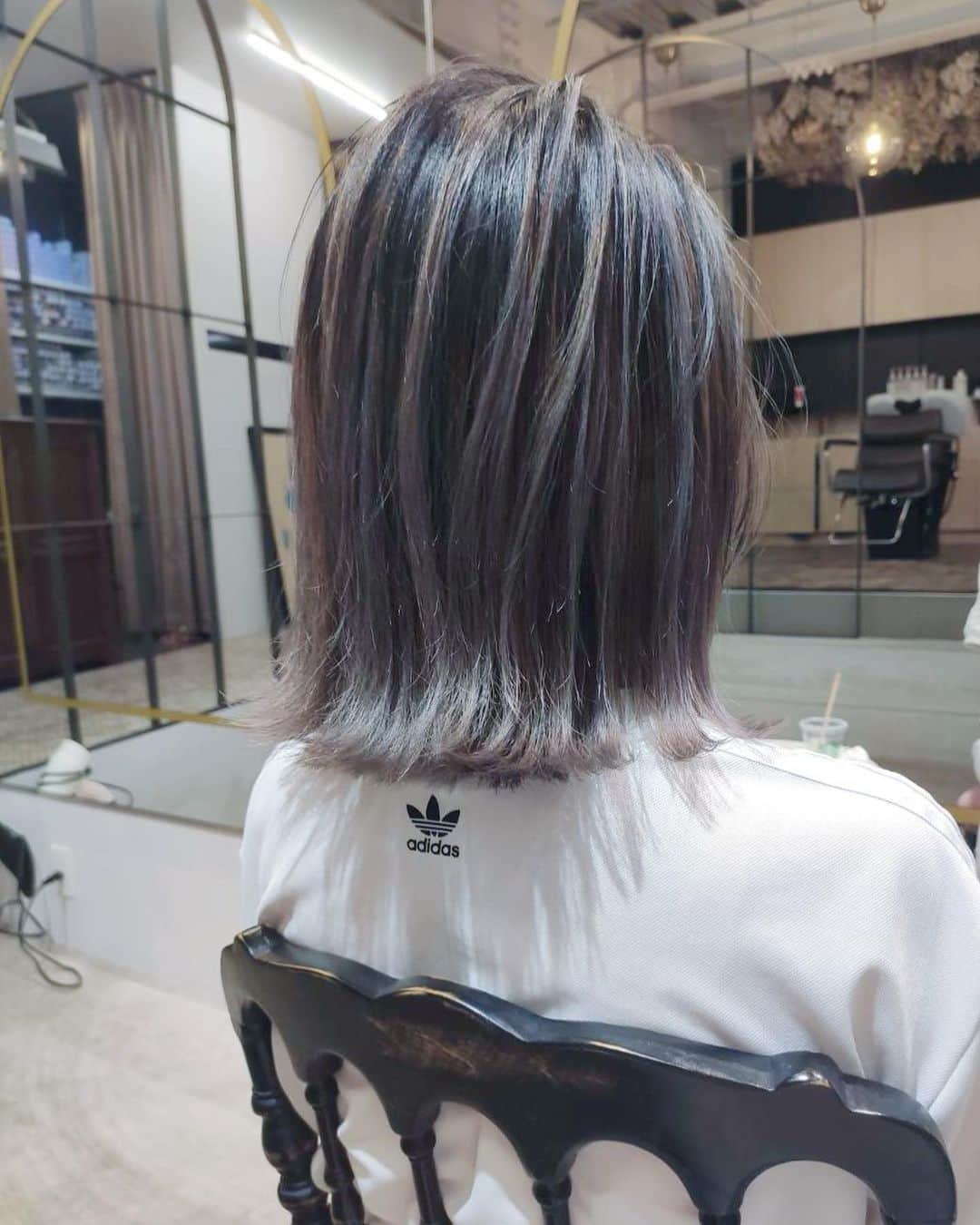 小森未彩のインスタグラム：「髪色変えました！ 複雑なオーダーで時間かかったけどお気に入りです😚  #ヘアースタイル　#ヘアーカラー　#haircolor #hairstyle #グレージュ　#greyhair #MIXcolor」