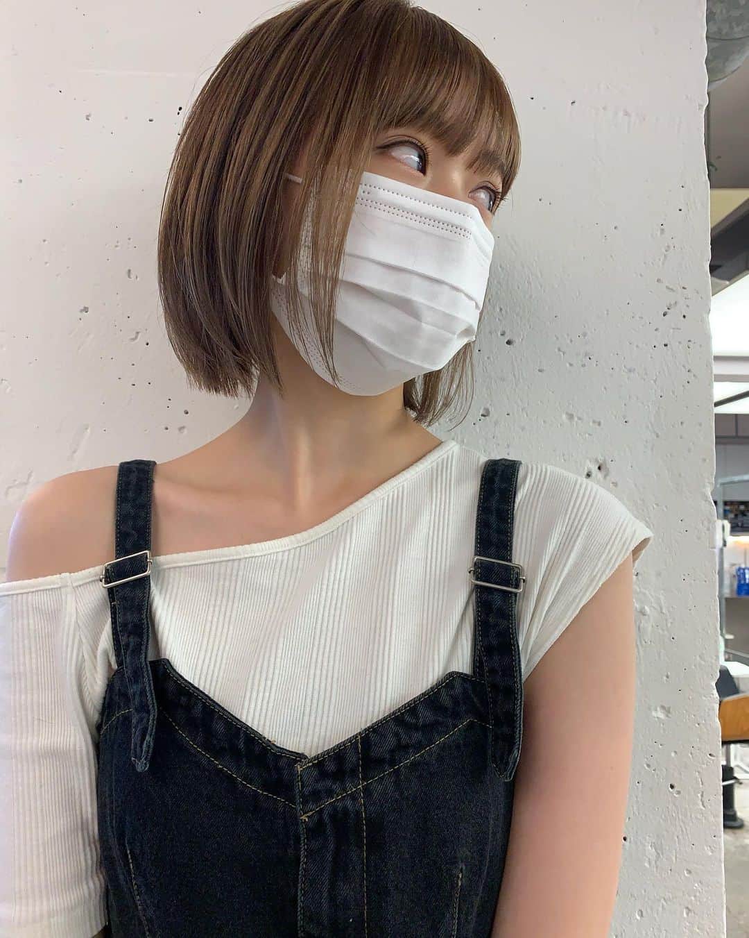 千田麻実さんのインスタグラム写真 - (千田麻実Instagram)「⠀ SHIMA aoyama店でヘアメンテナンス⠀ いつもリサさんにお願いしてます✌︎⠀ ⠀ ブリーチせずに出来る限界で明るく！⠀ ってお願いして可愛くして貰いました☺︎ 加工なしの色味です〜〜！⠀ ⠀ @risa_atami  ⠀ #shimaaoyama #ヘアメンテナンス #shima #透明感カラー #ダブルケアカラー #ブリーチなし #ミニボブ #ショートヘア」9月2日 20時18分 - mami__senda