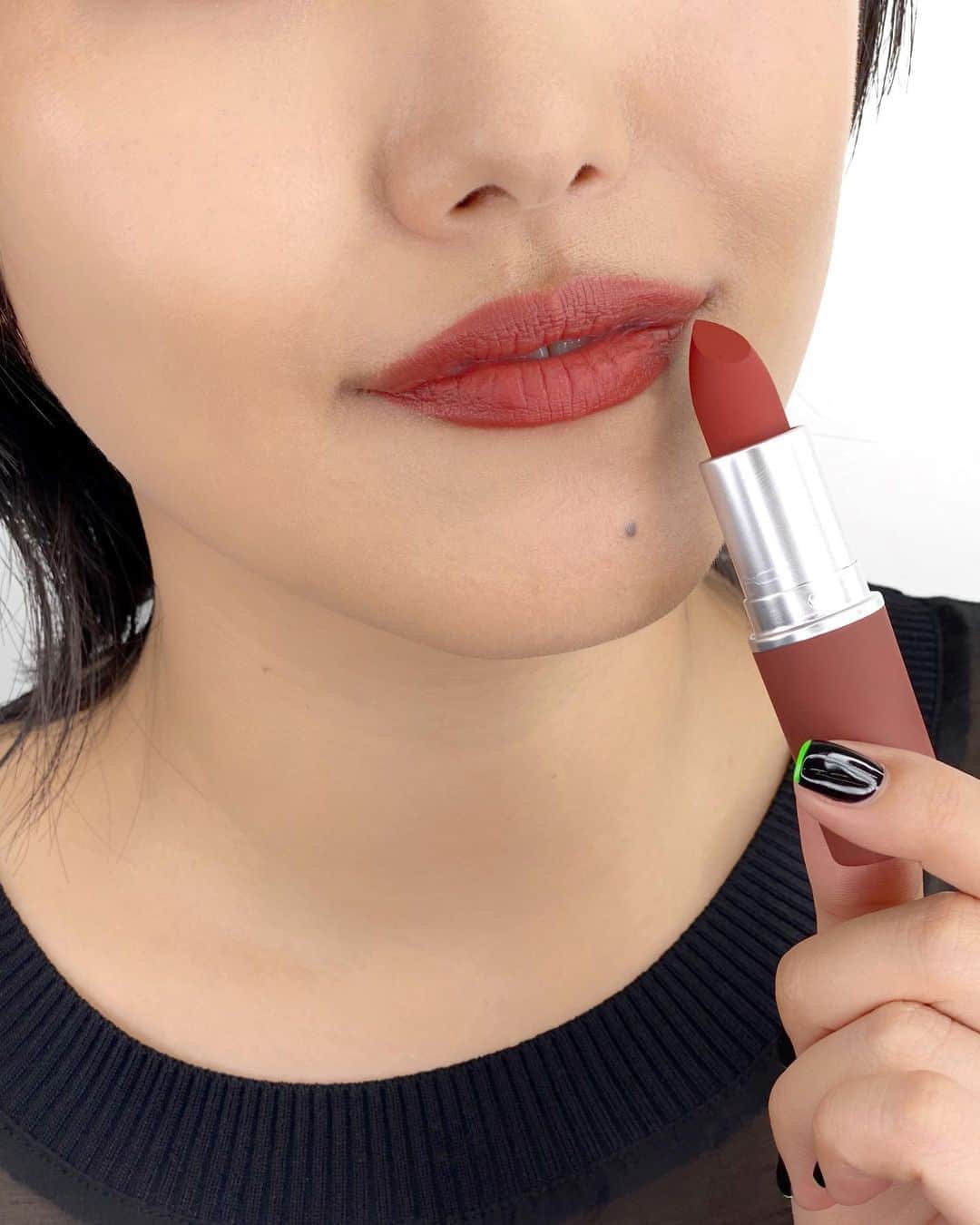 M∙A∙C Cosmetics Japanのインスタグラム：「こなれたブラウンレッドカラーを主役に、秋冬にぴったりなスタイリッシュな口もとに💋✨ #MACパウダーキス #MACPowderKiss  【使用製品】 ☑︎パウダーキス リップスティック 限定パッケージ ／デボーテッド トゥ チリ  ㅤ *8月9日(日) HANKYU BEAUTY ONLINE阪急百貨店公式コスメ通販 先行発売 *8月10日(月) 阪急うめだ本店、西宮阪急、神戸阪急、博多阪急 店舗限定発売 *9月1日(火) M·A·C 公式オンライン ショップ、M·A·C公式ショップ 楽天市場店 発売  ㅤ #MACCosmeticsJapan #MACCosmetics #MAC #MACコスメ #マックコスメ #コスメ#コスメ紹介#コスメ好き#コスメレポ #化粧品 #デパコス #コスメ部 #コスメマニア #メイク好き#メイク道具#美容大好き#美容好き#メイクプロセス#トレンドメイク#夏メイク#メイクテク #MACリップ#リップ#リップメイク#リップスティック#リップケア#ボリューム#ぷっくり」