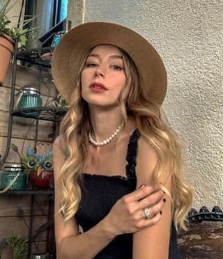 のインスタグラム：「@tendancehunter serving us some style inspiration wearing our baroque pearl necklace.⠀⠀⠀⠀⠀⠀⠀⠀⠀ ⠀⠀⠀⠀⠀⠀⠀⠀⠀ #DowerAndHall #BritishDesign #JewelleryOfTheDay #MadeInLondon #PearlJewellery #PearlNecklace #StyleInspo #BeigeAesthetic #LayeringNecklaces」