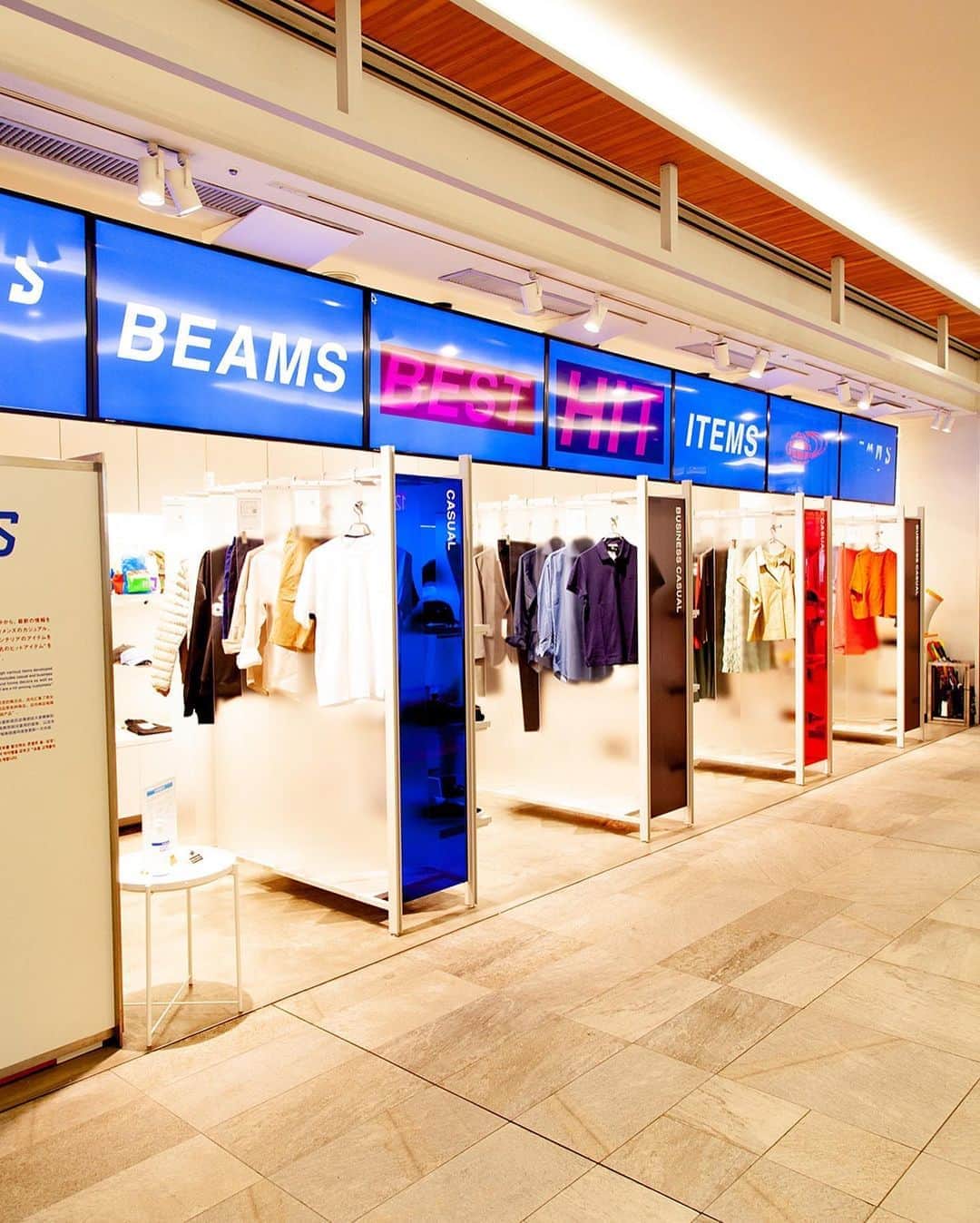 ビームスさんのインスタグラム写真 - (ビームスInstagram)「Concept Shop " BEAMS BEST HIT ITEMS " 9/1 Tue. Start !! Shinjuku Sta., Tokyo  @beams_news  コンセプトショップ 「 BEAMS BEST HIT ITEMS 」 が新宿駅ナカ（新南口）に登場！売れ筋アイテムをハイライトします！『カジュアル』『ビジネスカジュアル』『キッズ』『雑貨』の4つのカテゴリーに分け、メンズ・ウィメンズのウェアからキッズアイテム、インテリア、雑貨小物のヒットアイテムを2週間ごとにアップデートしご紹介。  各商品にはQRコードがついているので、ショールーミング的に立ち寄ってオンラインでの購入も簡単です。是非、駅ナカショップをご活用ください！  「ビームス ニューズ」ショップ情報はこちら @beams_news https://www.beams.co.jp/shop/nsn/  #beams #ビームス #新宿 #新宿駅」9月2日 20時23分 - beams_official