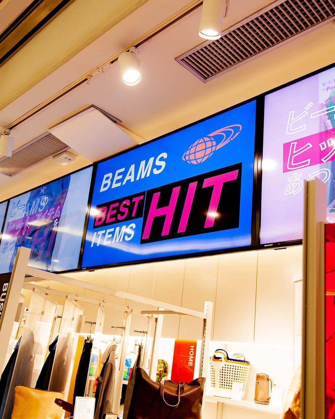 ビームスさんのインスタグラム写真 - (ビームスInstagram)「Concept Shop " BEAMS BEST HIT ITEMS " 9/1 Tue. Start !! Shinjuku Sta., Tokyo  @beams_news  コンセプトショップ 「 BEAMS BEST HIT ITEMS 」 が新宿駅ナカ（新南口）に登場！売れ筋アイテムをハイライトします！『カジュアル』『ビジネスカジュアル』『キッズ』『雑貨』の4つのカテゴリーに分け、メンズ・ウィメンズのウェアからキッズアイテム、インテリア、雑貨小物のヒットアイテムを2週間ごとにアップデートしご紹介。  各商品にはQRコードがついているので、ショールーミング的に立ち寄ってオンラインでの購入も簡単です。是非、駅ナカショップをご活用ください！  「ビームス ニューズ」ショップ情報はこちら @beams_news https://www.beams.co.jp/shop/nsn/  #beams #ビームス #新宿 #新宿駅」9月2日 20時23分 - beams_official