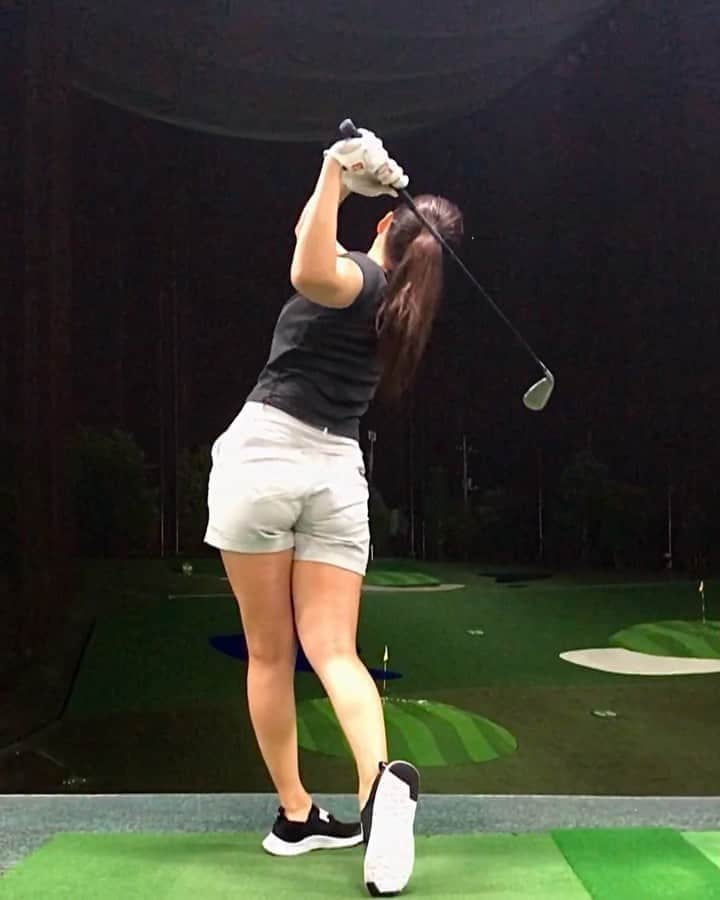 のインスタグラム：「鬼門にして課題の7i🏌️‍♀️  昨日は"掴んだっっ‼︎‼︎"って瞬間があって、何度打っても捕まった良い球が打て距離も出ていたので、動画を撮ろうとしたら、１つも撮れませんでした🙉www  唯一マシだったのが1枚目。笑  なんだろう なんでなんだろう なんでだろう  しおり  #ミスショットの原因が分からない訳ではありませんのでご安心下さいませ　 #お豆腐メンタリスト #動画を撮りはずめるとミスショット連発 #7i #アイアン #iron #ゴルフスイング #golfswing  #上手くなりたい  #女子ゴルフ  #ゴルフ女子  #ゴルフ男子  #ゴルフ愛  #ゴルフバカ  #ゴルファー　 #golfrange  #golflife  #golfer  #golf  #골프  #กอล์ฟ  #golfstagram  #instagolf」