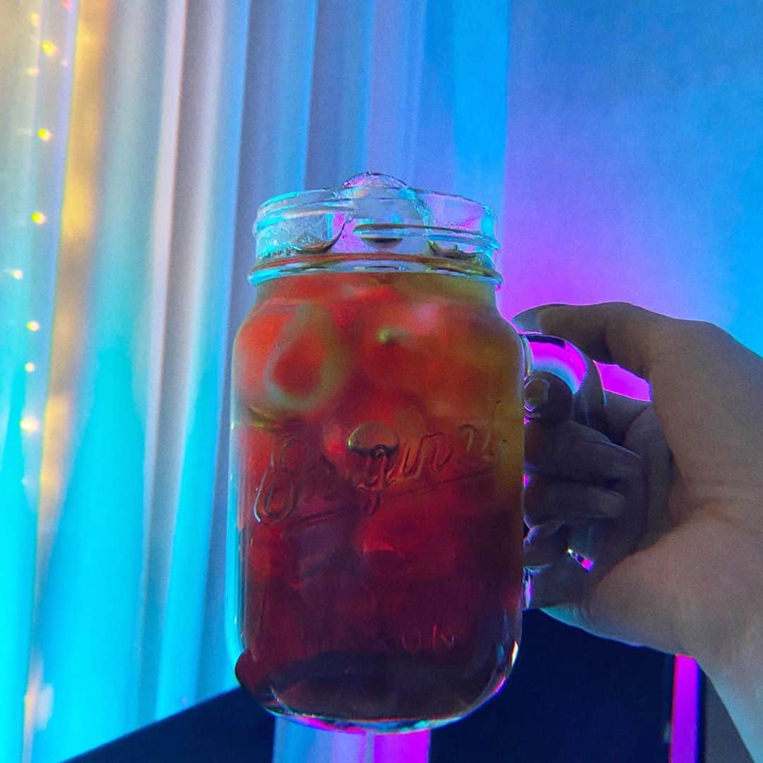 ポニーのインスタグラム：「. 1. 물먹물먹 촉촉 투명 영롱한 느낌 2. 빨간 볼 빨간 입술 사과같은 느낌 3. 뉴트럴하고 부드러운 벨벳 느낌  하나만 골라봐요🤔」