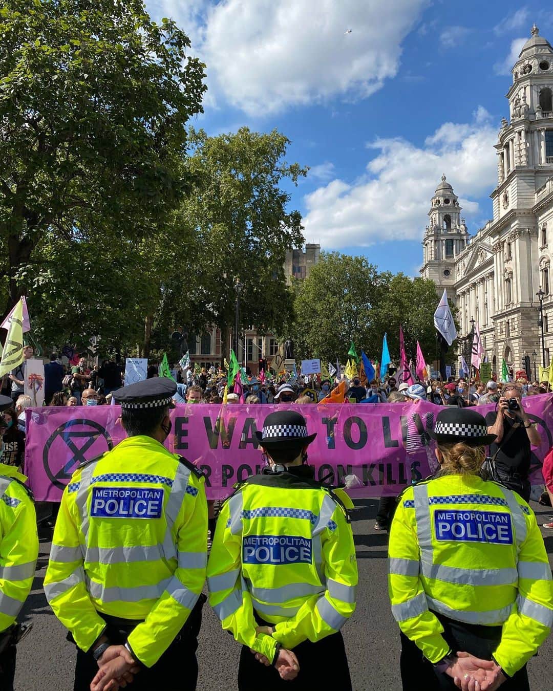 Jackson Harriesさんのインスタグラム写真 - (Jackson HarriesInstagram)「It felt great to be back out on the streets yesterday with @Extinctionrebellion. 🌍 🙌🏼🔥  This week, XR have kicked off 10 days of civil disobedience to demand government action on the climate crisis and draw attention to a new ‘climate and ecological emergency bill’.  I’m always reminded at these events of the importance of community in these strange and uncertain times, and the power of the collective voice to demand the urgent change required.」9月2日 20時26分 - jackharries