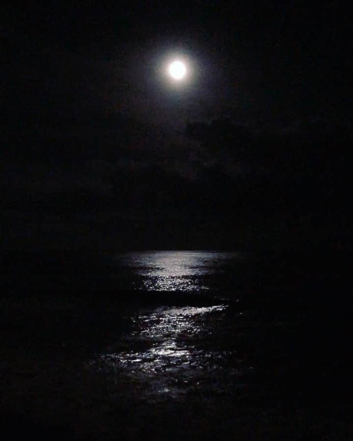 牧山純子のインスタグラム：「たくさんパワーくださいね🌕✨  #満月 #fullmoon #mangata #夜の波に映る月 #月の道 #月光浴」