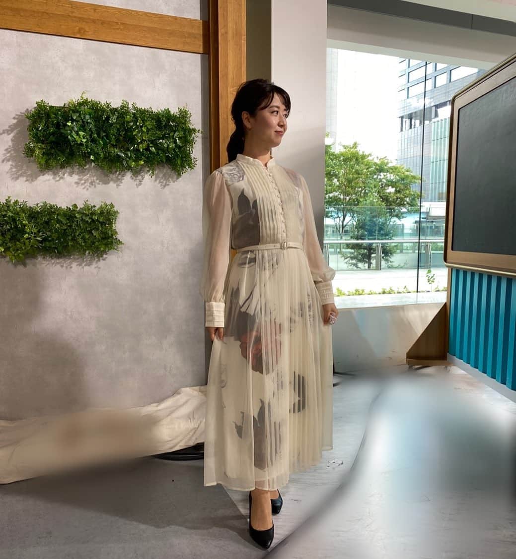 のインスタグラム：「2020.09.01(火)  #日本テレビ 「 #バゲット 」#衣装  #日テレバゲット  #ワンピース  #ameri #amerivintage  @amerivintage  #日テレ #テレビ衣装 #気象予報士 #お天気キャスター #気象キャスター  #weathercaster #weatherforecaster  #今日の衣装　#きょうの衣装　#今日の服 #今日のコーデ　#今日のスタイリング  #コーディネート　#153cmコーデ #低身長コーデ  #ootd #ootdfashion #ootdstyle  #2020aw　#秋コーデ　　#秋服　#fashion」