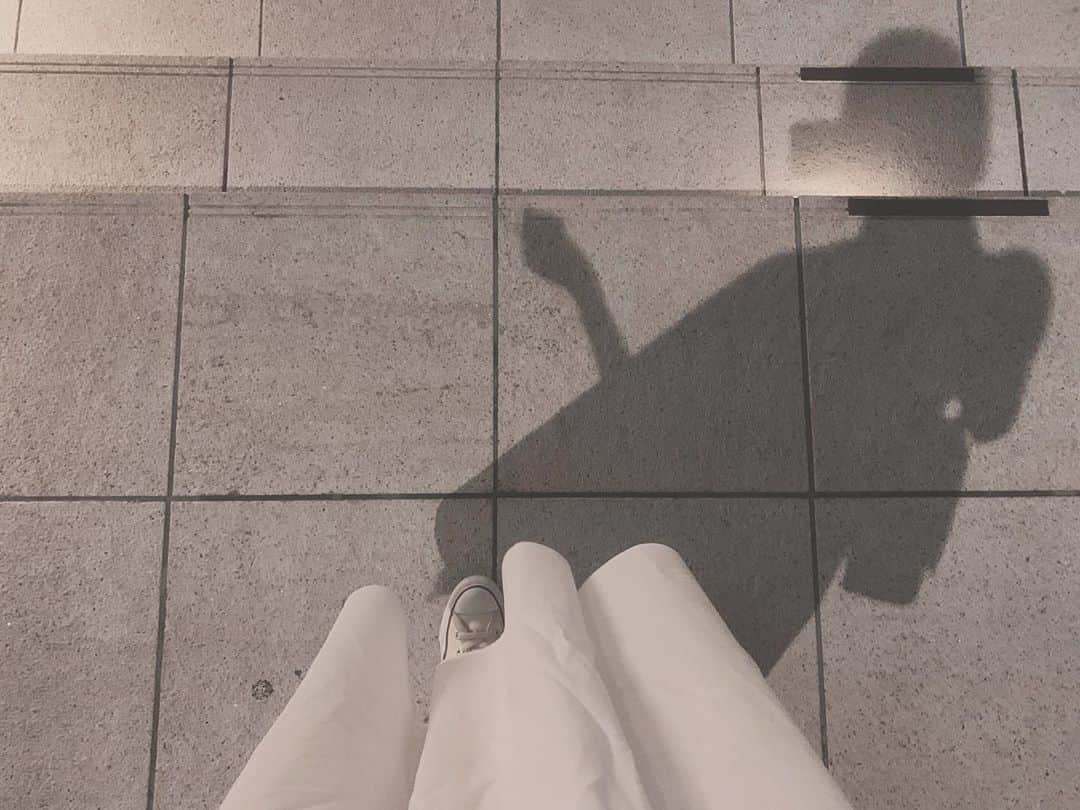 桑名利瑠のインスタグラム：「. . . 1人の時間がすき。 今日も東京タワー綺麗 . . . #fashion #followforfollowback #followｍe #l4l #selfie #selca #makeup #1人旅 #東京 #六本木 #六本木カフェ #photooftheday #photo #outfit #outfitoftheday #カメラ #散歩 #instafashion #instagood #instapic #スニーカー #zara #오샤레 #아이돌 #패션 #도쿄 #ワンピース #code #café」