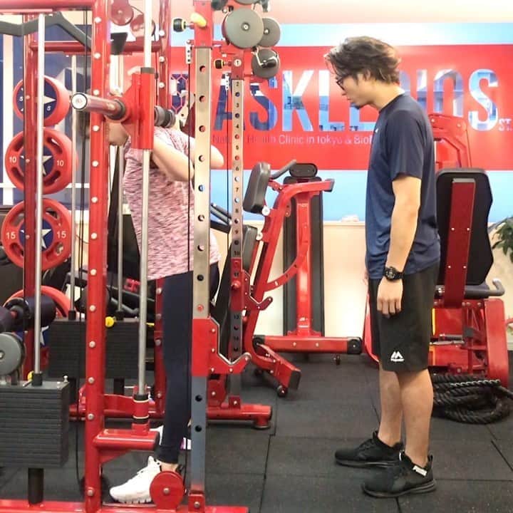 のインスタグラム：「😂 . . 久々のトレーニング動画！！  airdrop上手くいかないので私の携帯で撮ってもらったら  画質悪いだの 広角じゃないから入らないだの iPhone11に変えろだの  なんだかブツブツ言っておりました🤣笑  トレーニング自体も久々だったからスクワットだけで足プルプル。笑  やらなきゃ筋肉はすぐ衰えますねぇ😨  @asklepios_studio  . . #パーソナルトレーニング #パーソナル #ジム #gym #肉体改造 #ダイエット #diet #training #下半身」